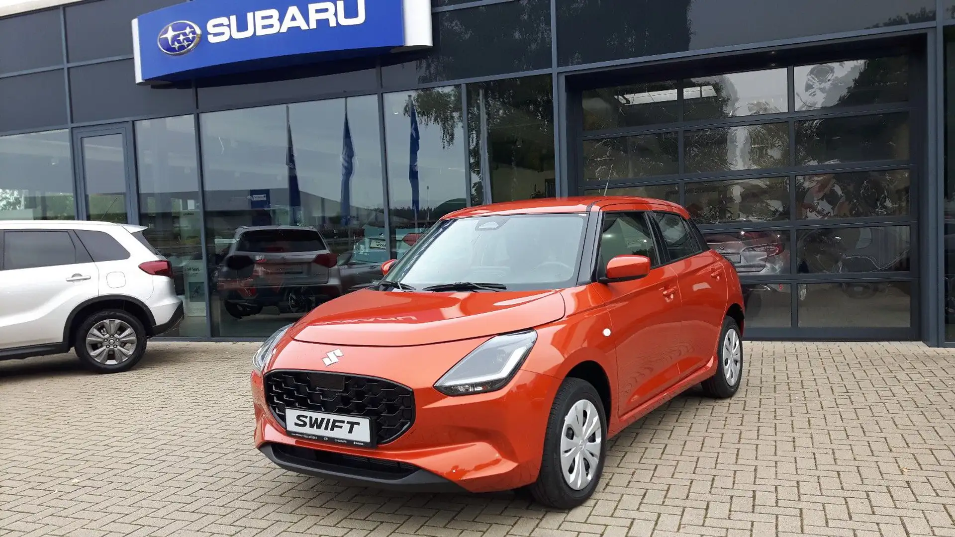 Suzuki Swift 1.2 Dualjet Hybrid 61 kW AllGrip Club Orange - 1