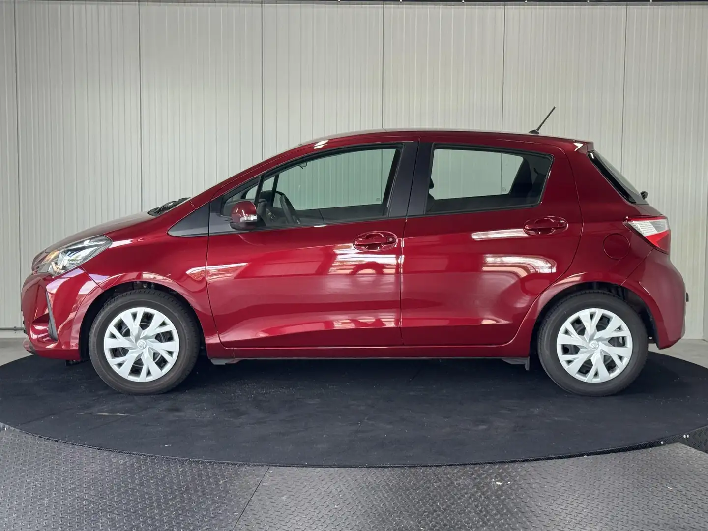 Toyota Yaris 1.5 VVT-i Active Automaat Gereserveerd Rood - 2