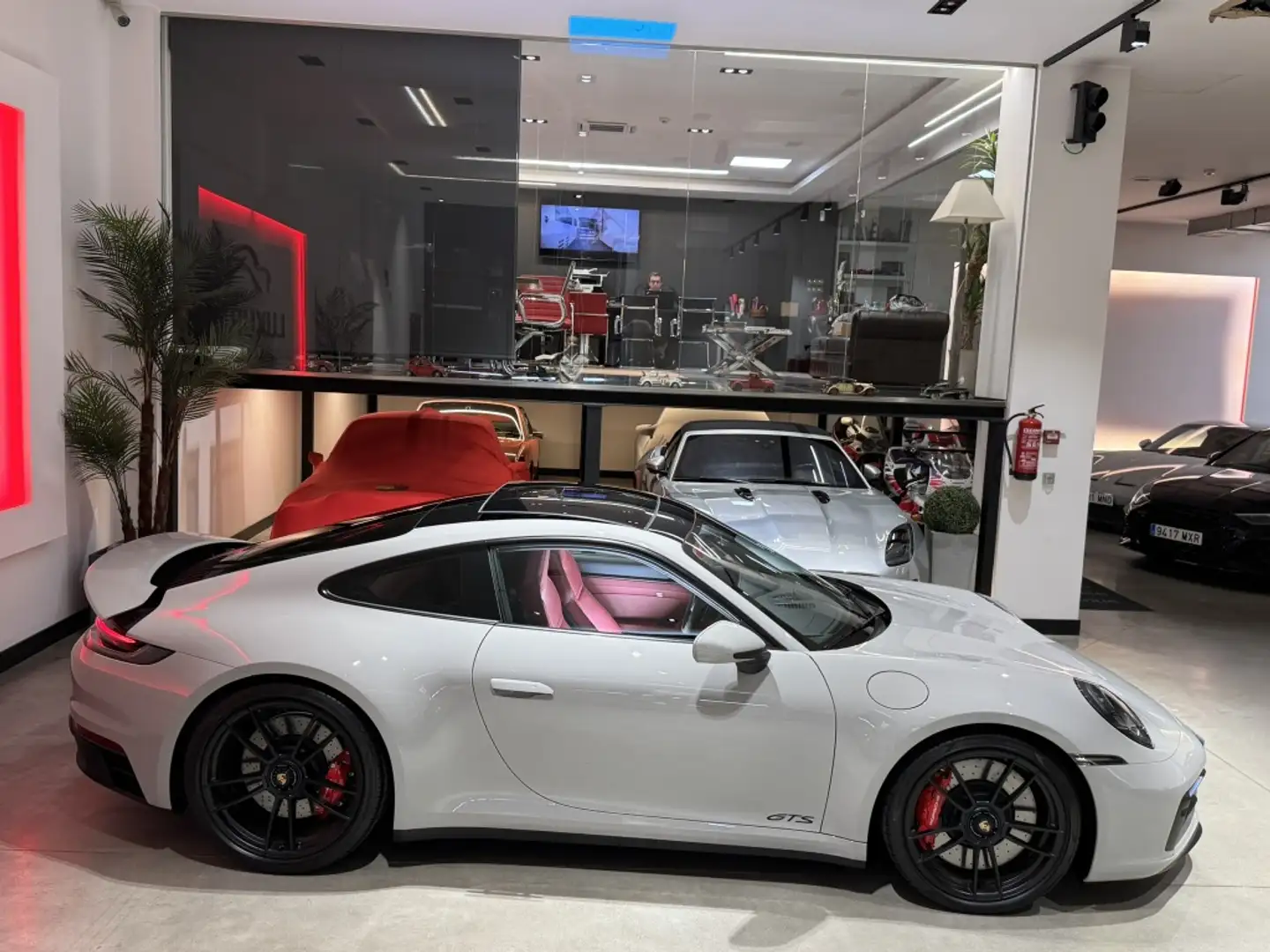Porsche 992 Carrera 4 GTS Coupé PDK Gris - 1