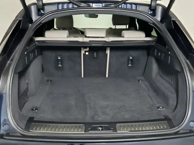 Land Rover Range Rover Velar view 13