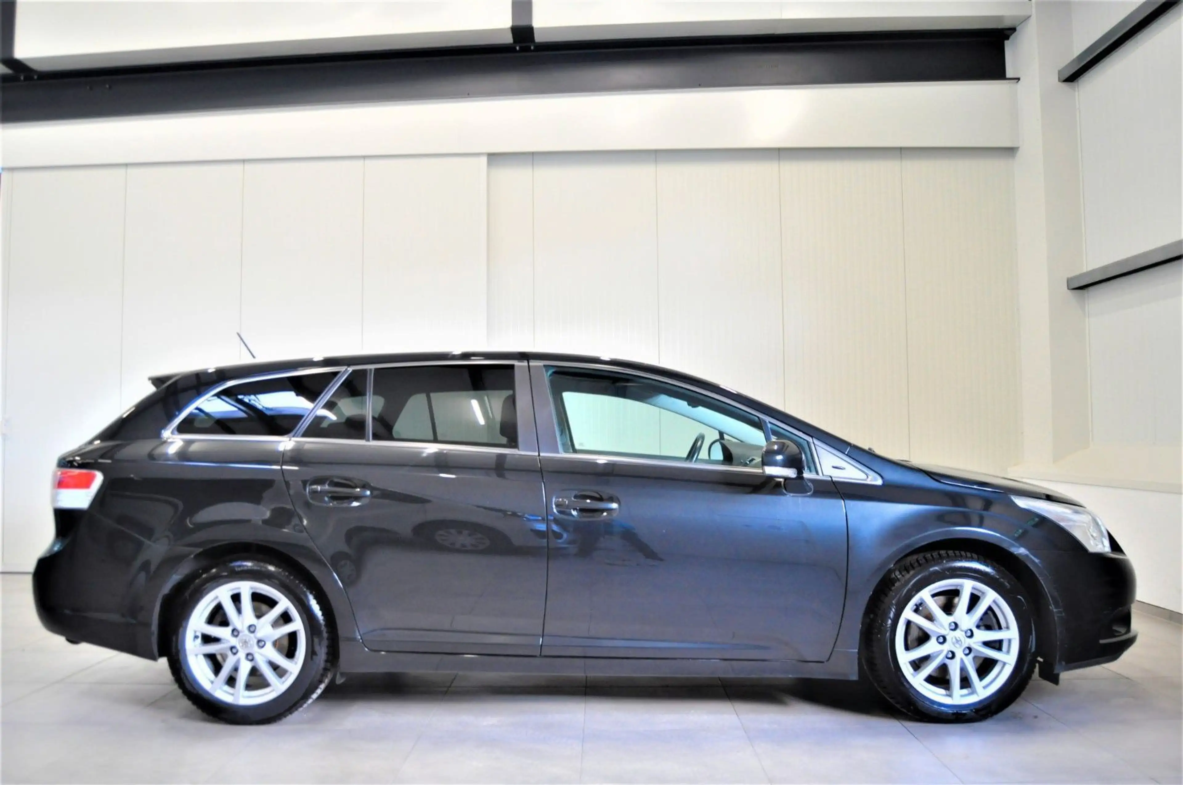Toyota Avensis 2.2D-4D / NAVI / R-CAM — photo 5