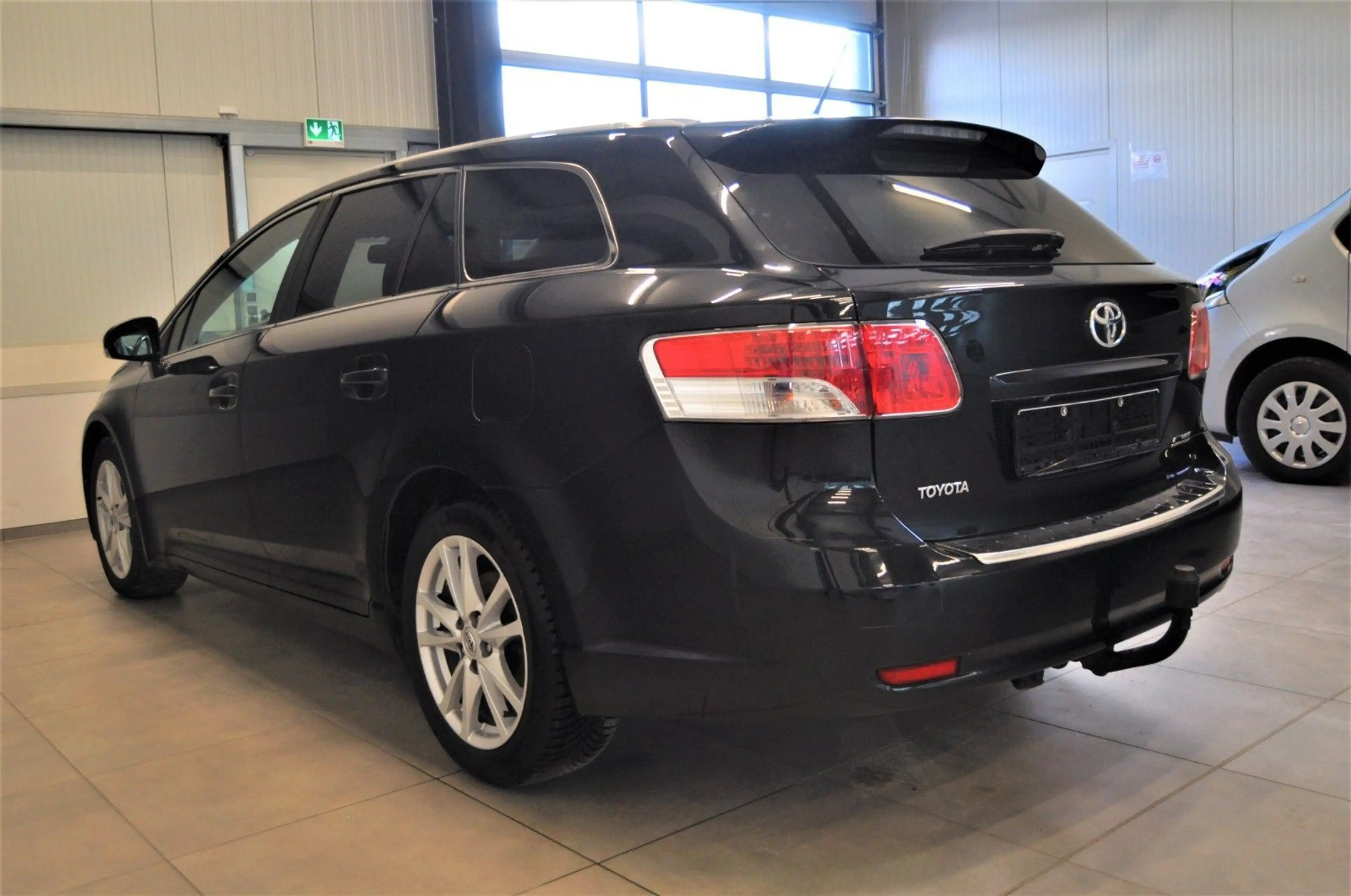 Toyota Avensis 2.2D-4D / NAVI / R-CAM — photo 6