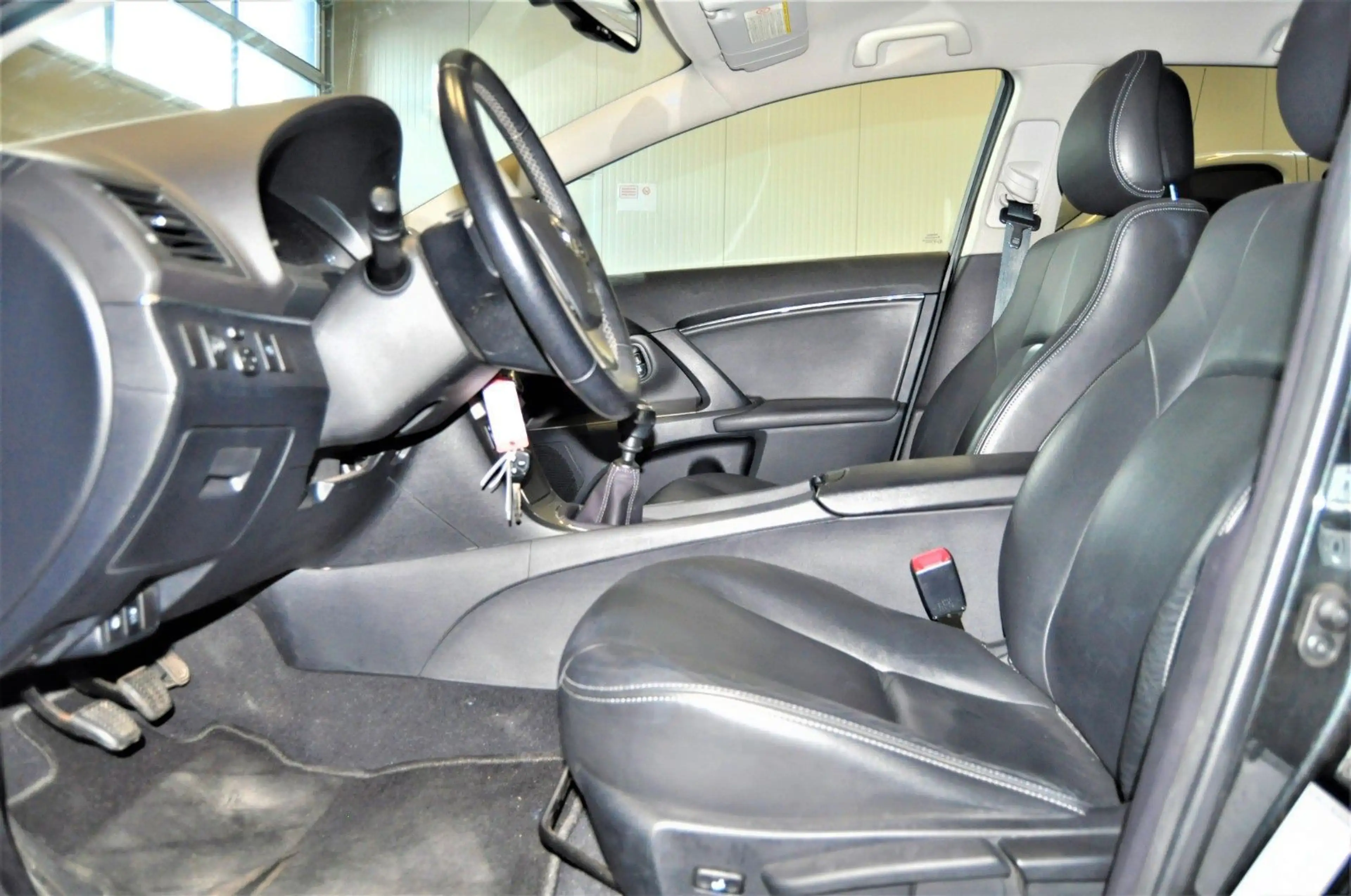 Toyota Avensis 2.2D-4D / NAVI / R-CAM — photo 10