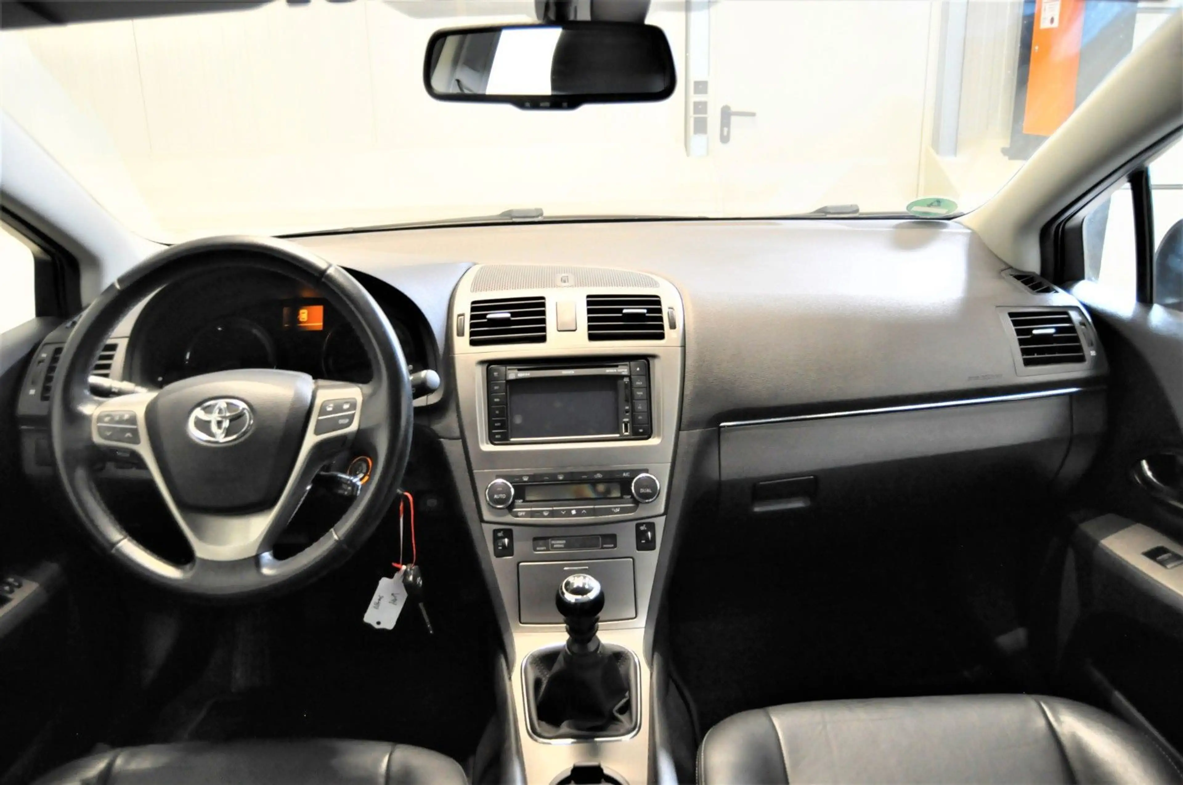 Toyota Avensis 2.2D-4D / NAVI / R-CAM — photo 15