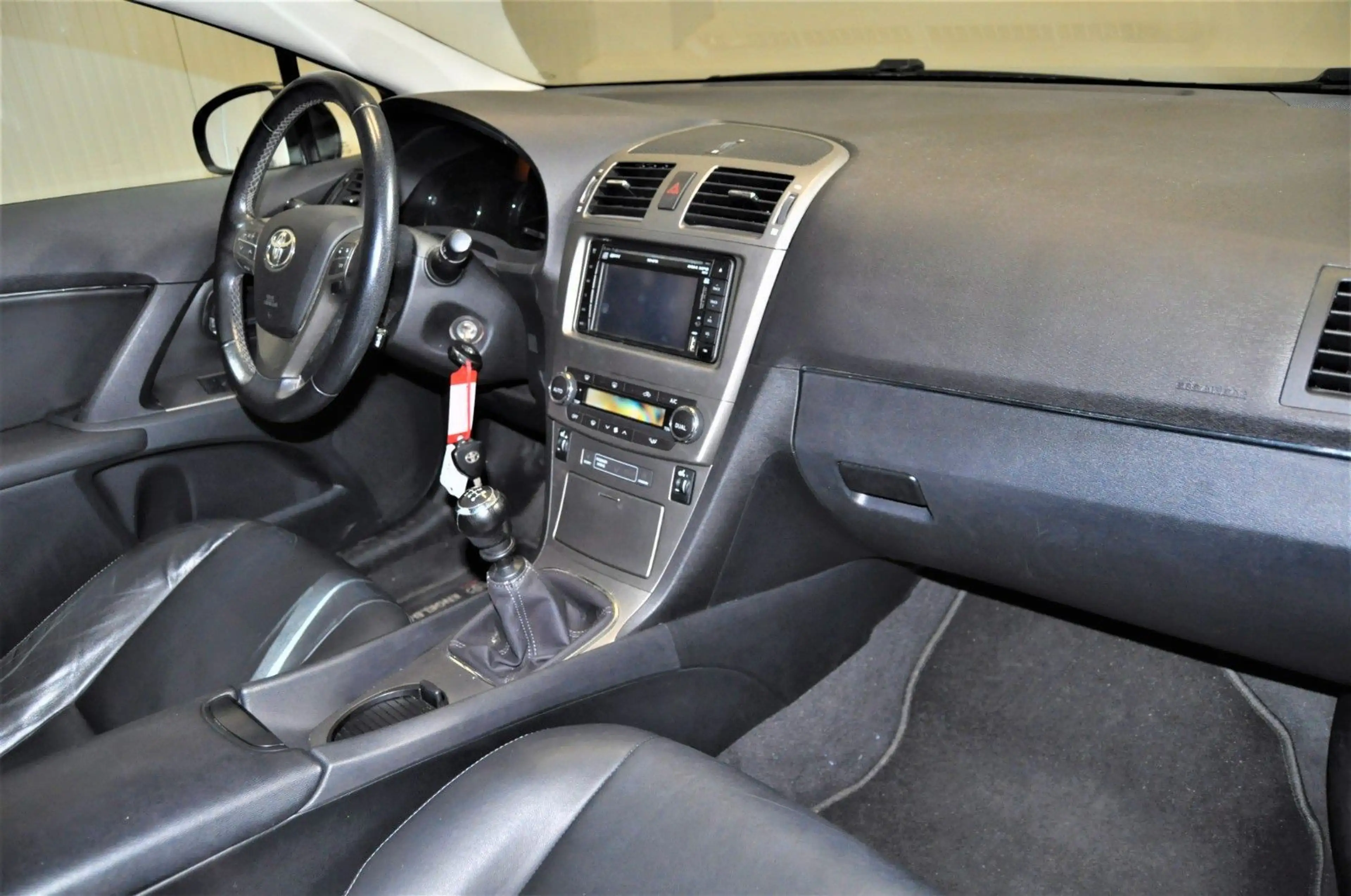 Toyota Avensis 2.2D-4D / NAVI / R-CAM — photo 14