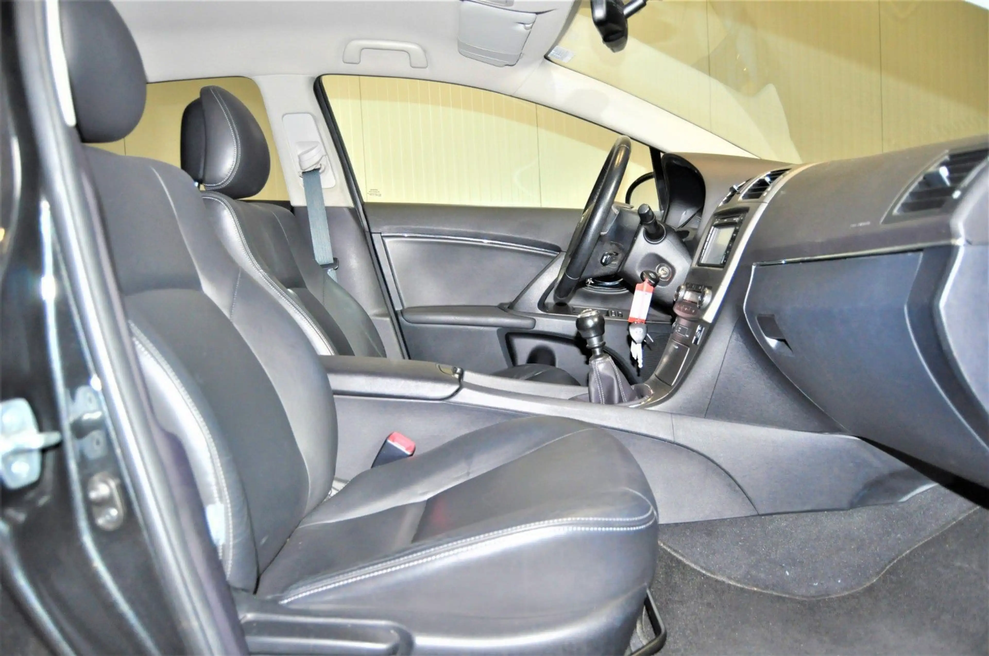 Toyota Avensis 2.2D-4D / NAVI / R-CAM — photo 13