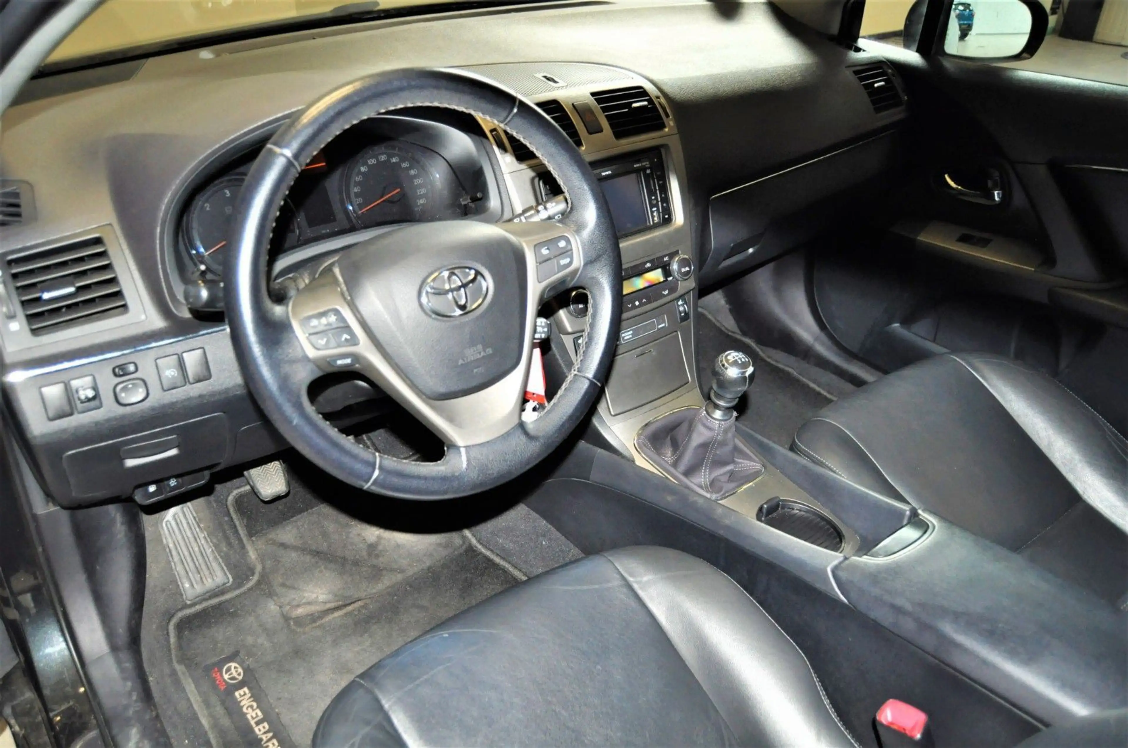 Toyota Avensis 2.2D-4D / NAVI / R-CAM — photo 9