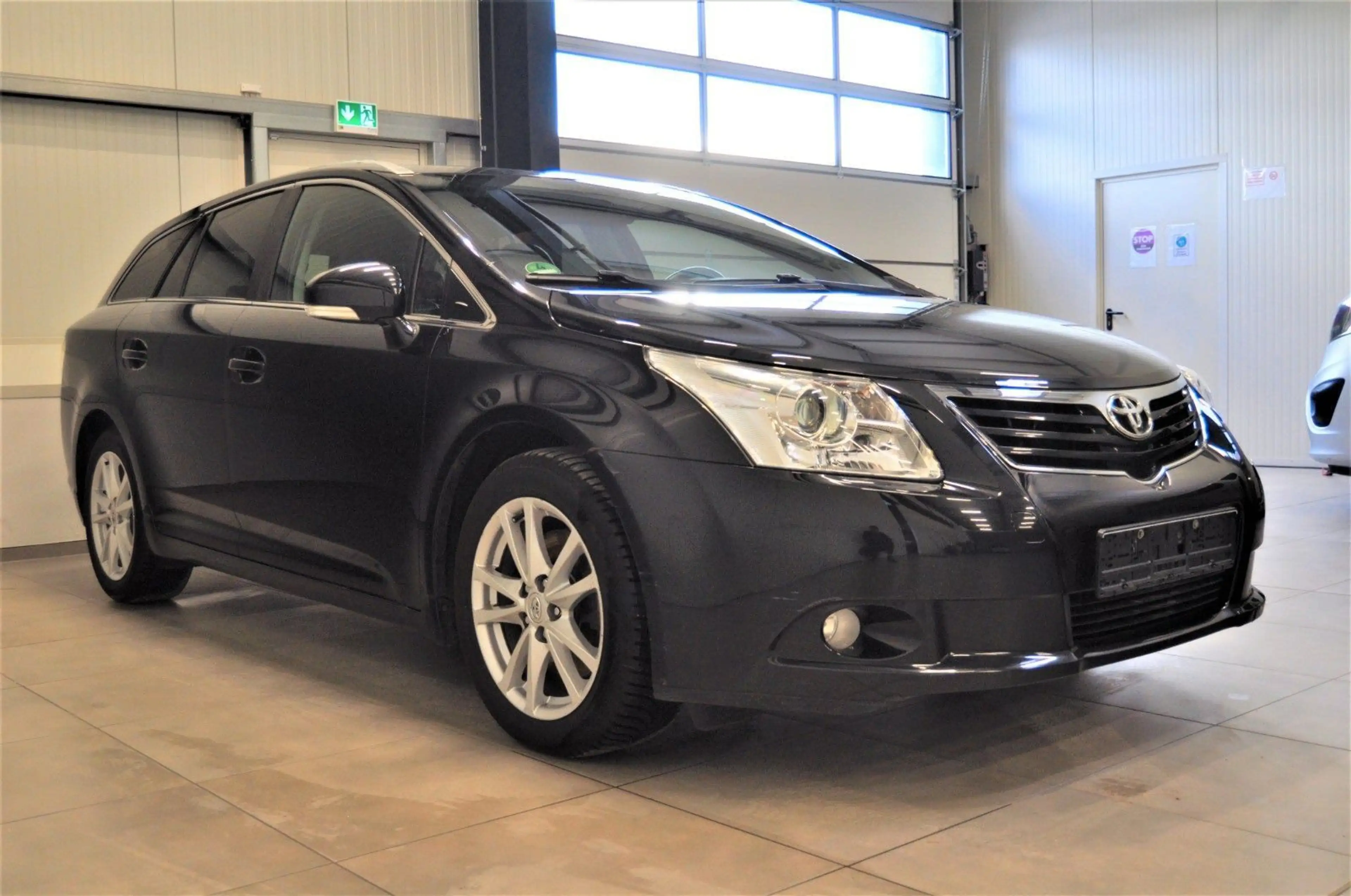 Toyota Avensis 2.2D-4D / NAVI / R-CAM — photo 3