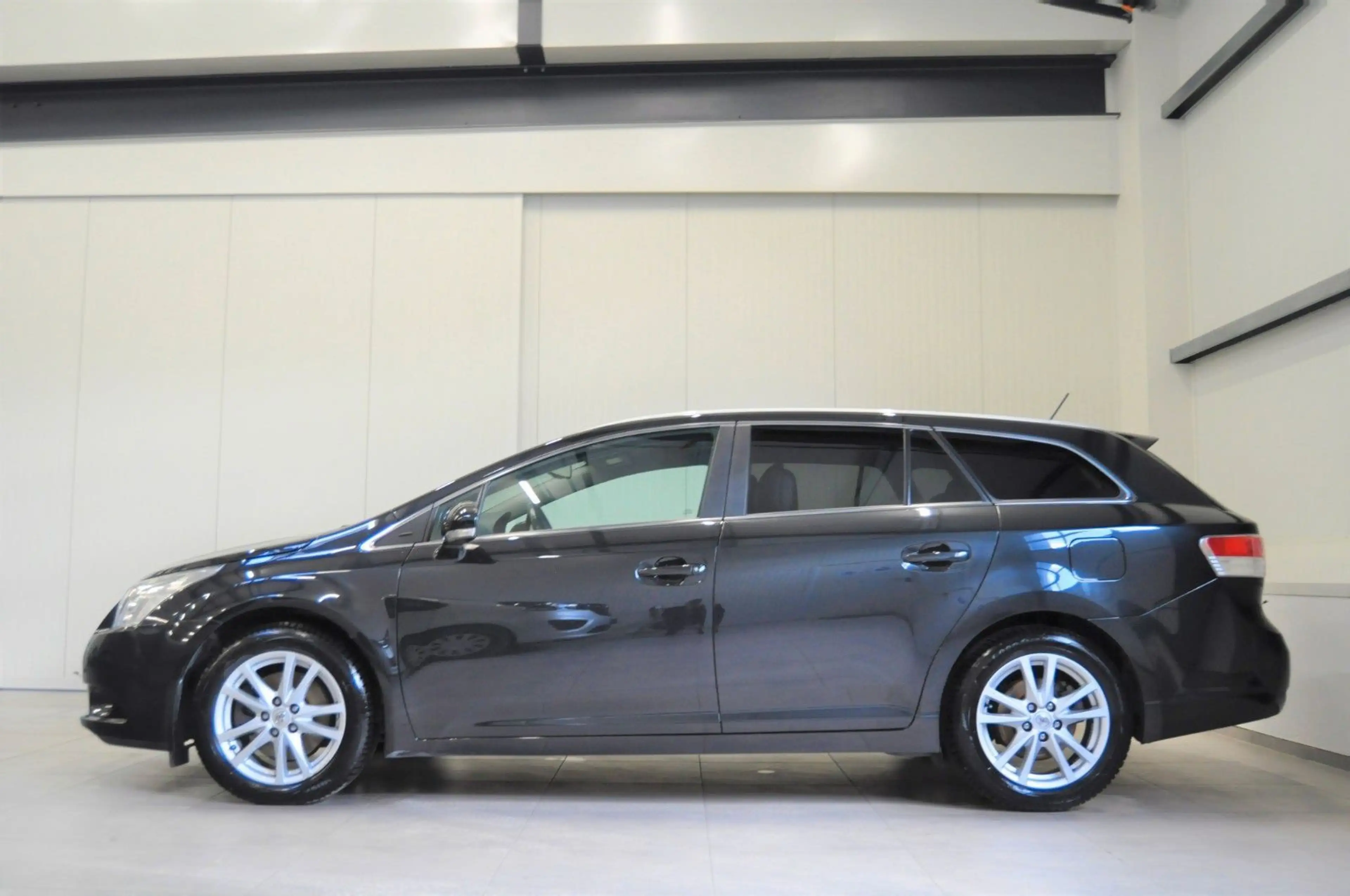 Toyota Avensis 2.2D-4D / NAVI / R-CAM — photo 4
