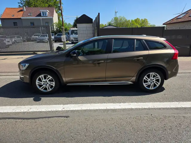Volvo V60 Cross Country view 4