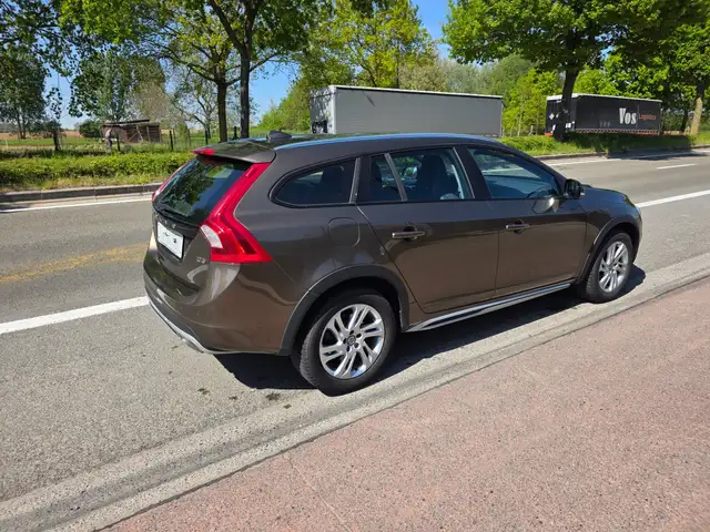 Volvo V60 Cross Country view 7