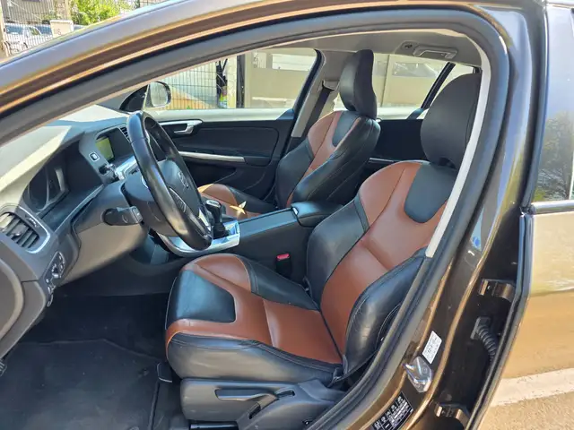 Volvo V60 Cross Country view 12