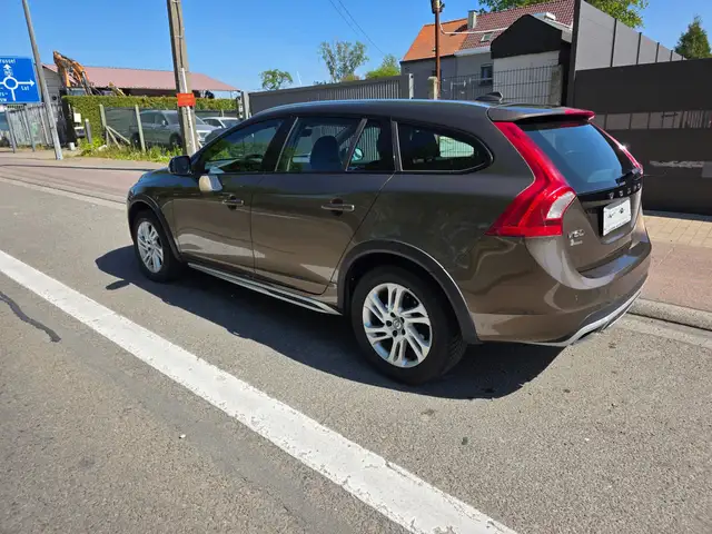 Volvo V60 Cross Country view 5