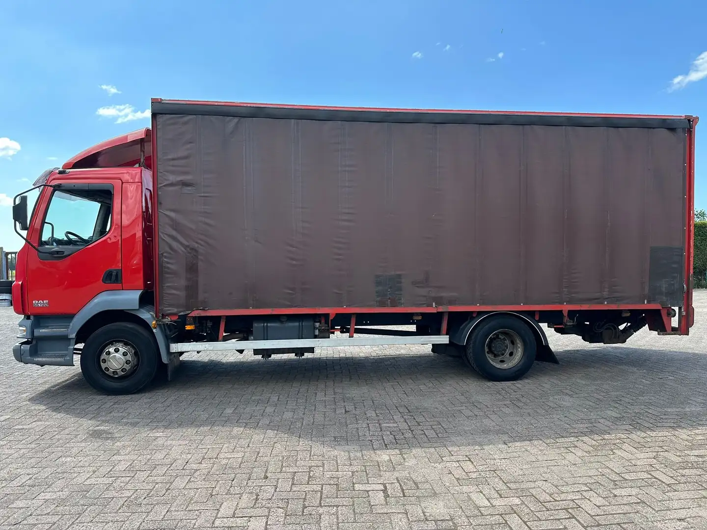DAF AE 55 LF-15 Schuifzeil / laadklep / opendak. Rojo - 2