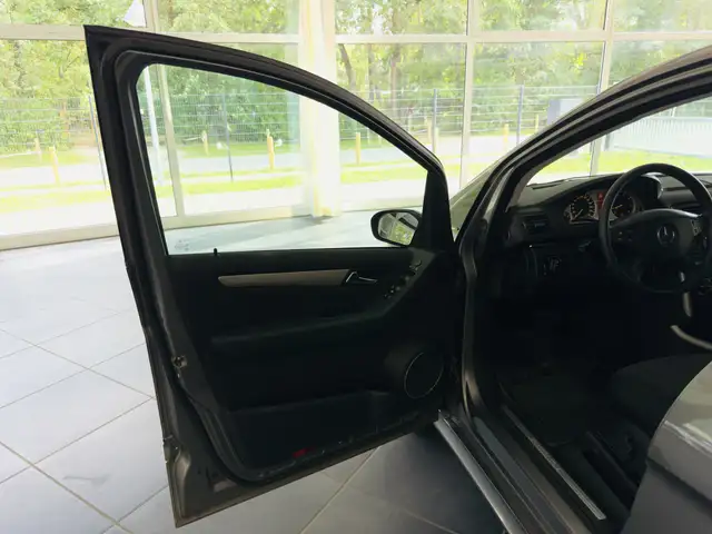 Mercedes-Benz B-Class view 10