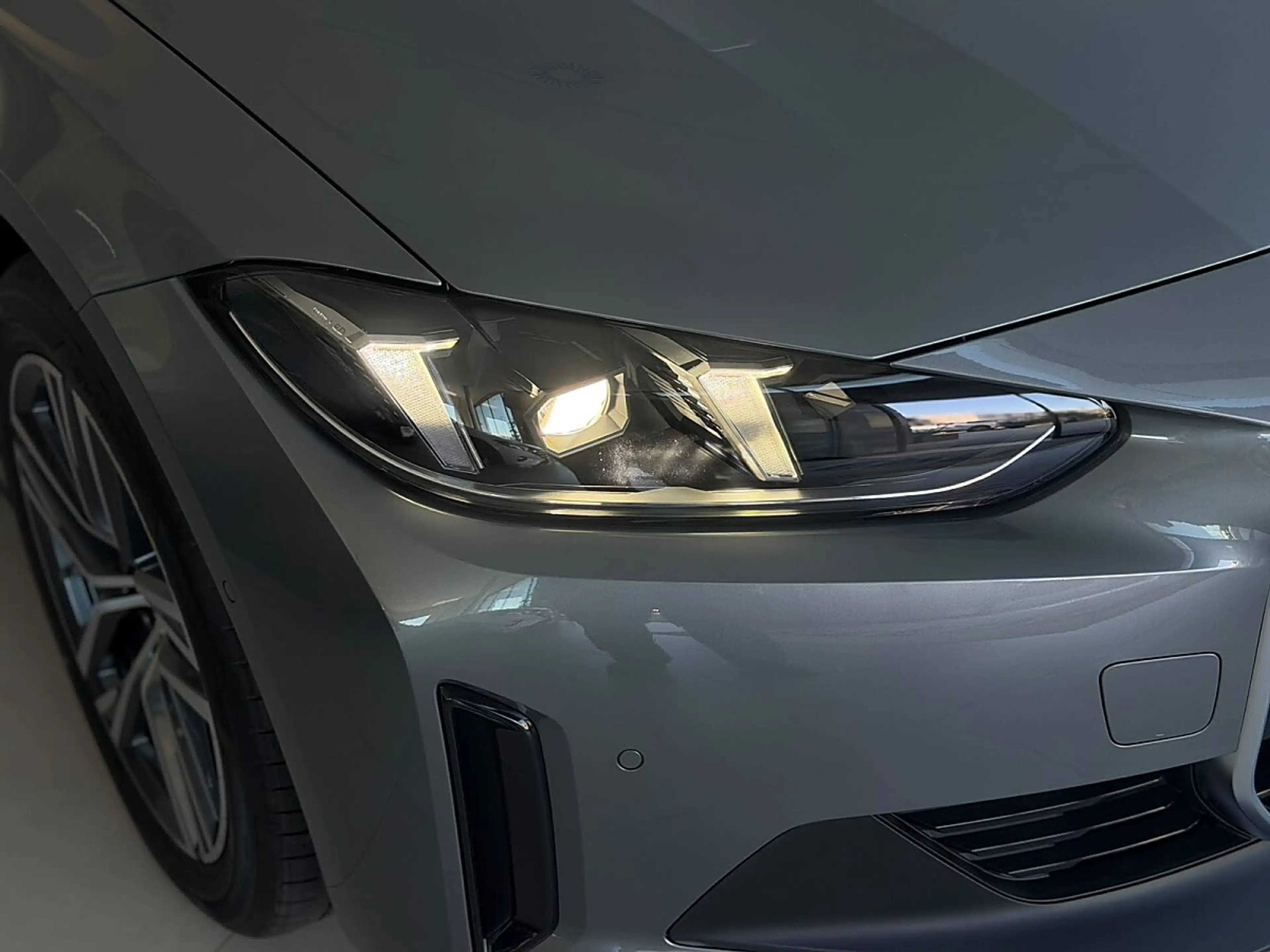 BMW i4 Gran Coupe - 35 e *H-KARDON*HEAD UP*SKYSCRAPER ... — photo 7