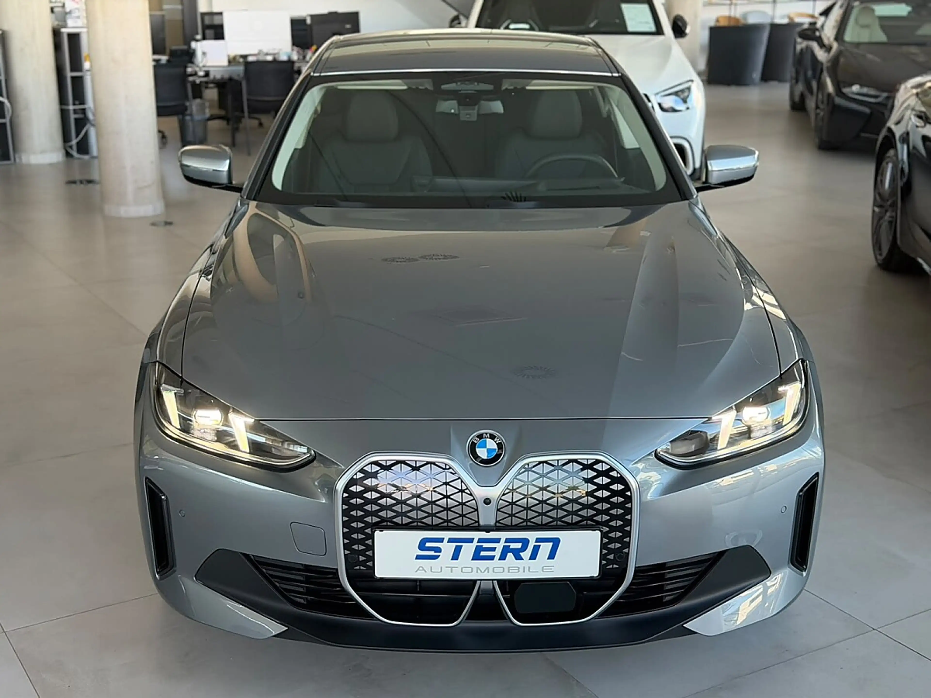 BMW i4 Gran Coupe - 35 e *H-KARDON*HEAD UP*SKYSCRAPER ...