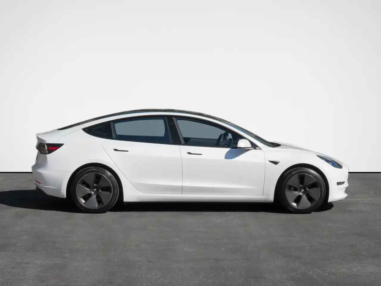 Tesla Model 3 снимка Tesla Model 3