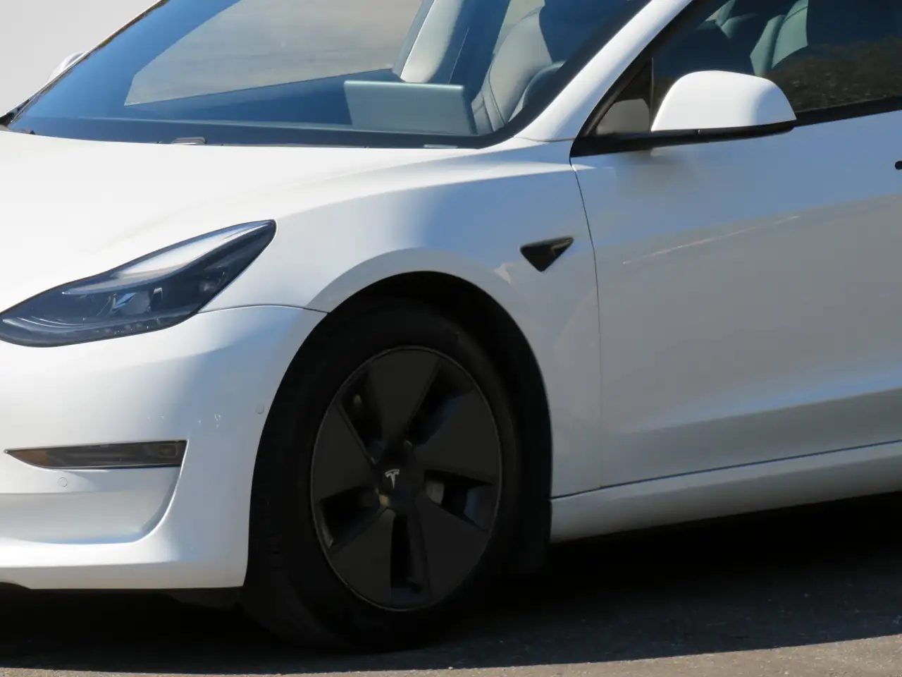 Tesla Model 3 снимка Tesla Model 3