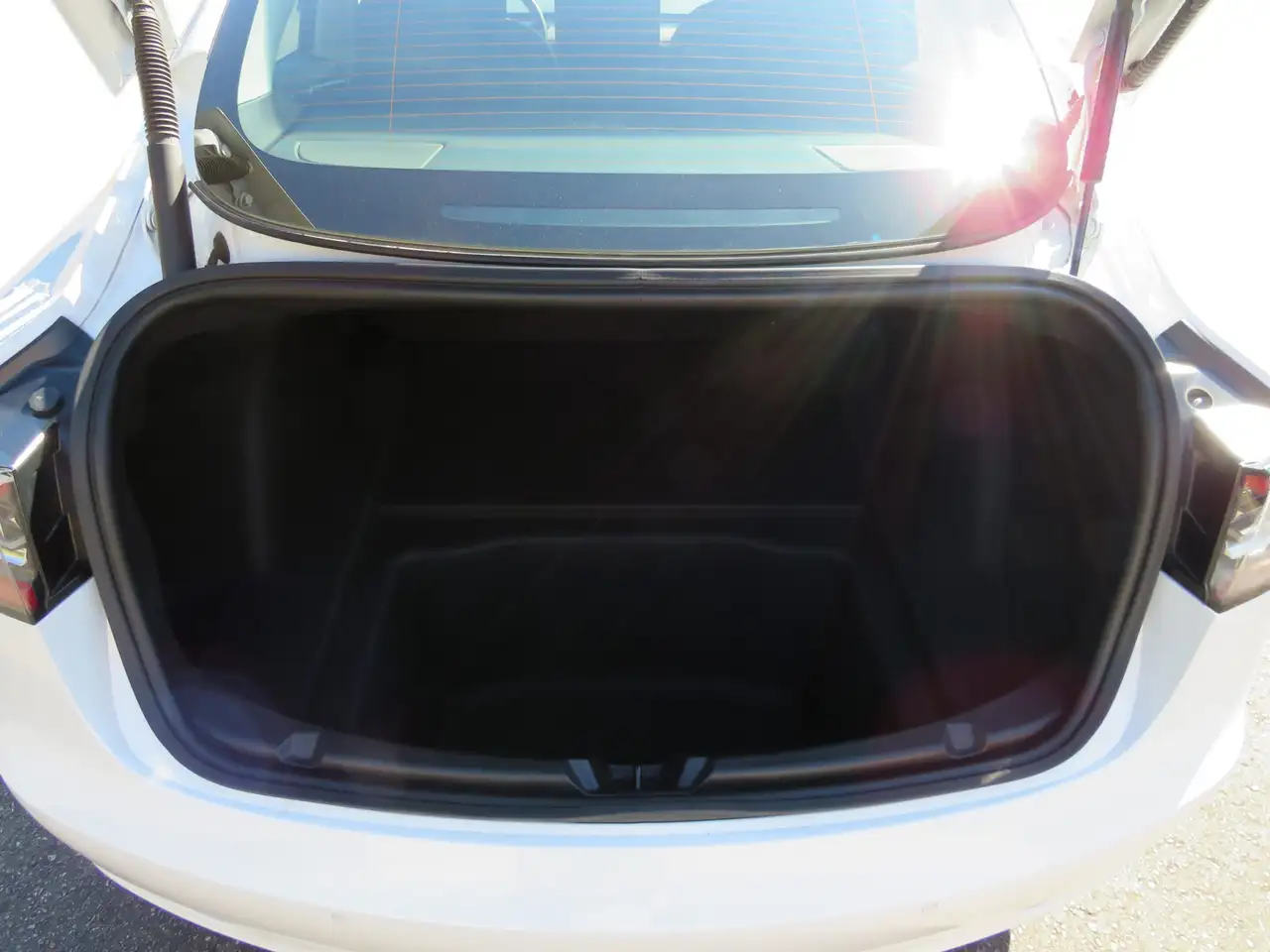 Tesla Model 3 снимка Tesla Model 3