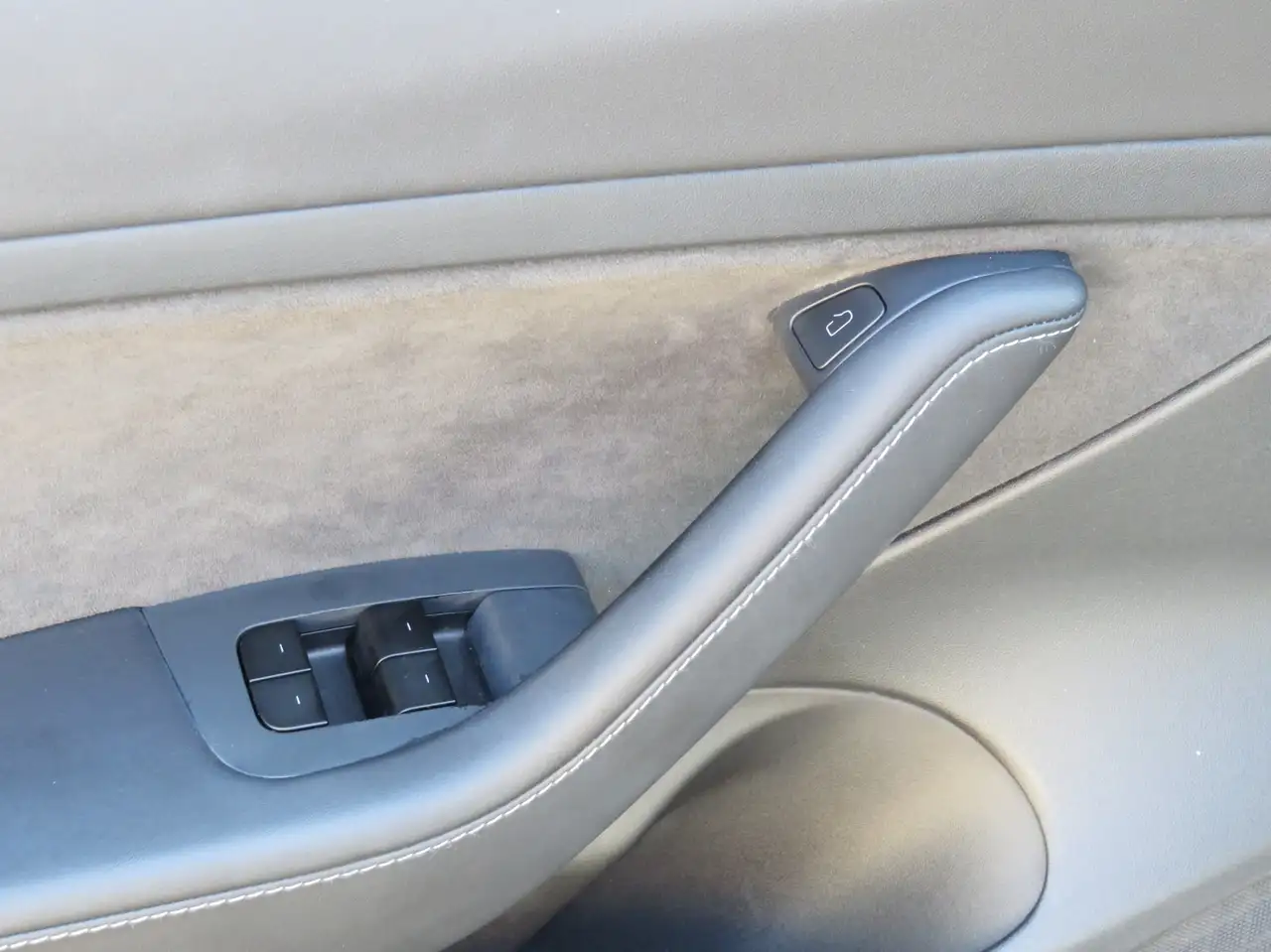 Tesla Model 3 снимка Tesla Model 3