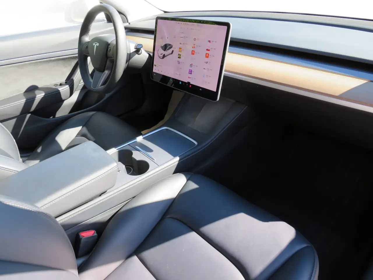 Tesla Model 3 снимка Tesla Model 3