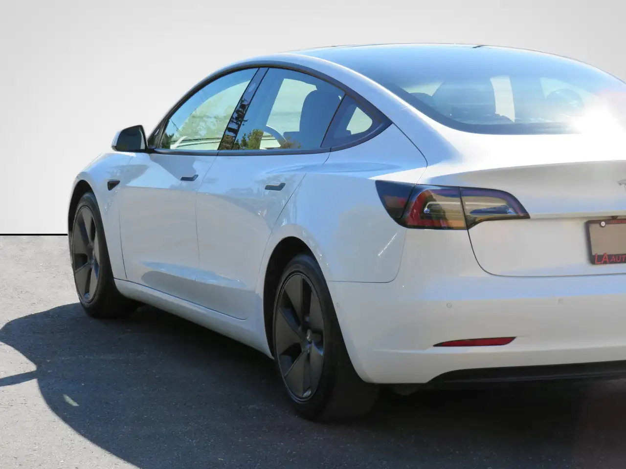 Tesla Model 3 снимка Tesla Model 3