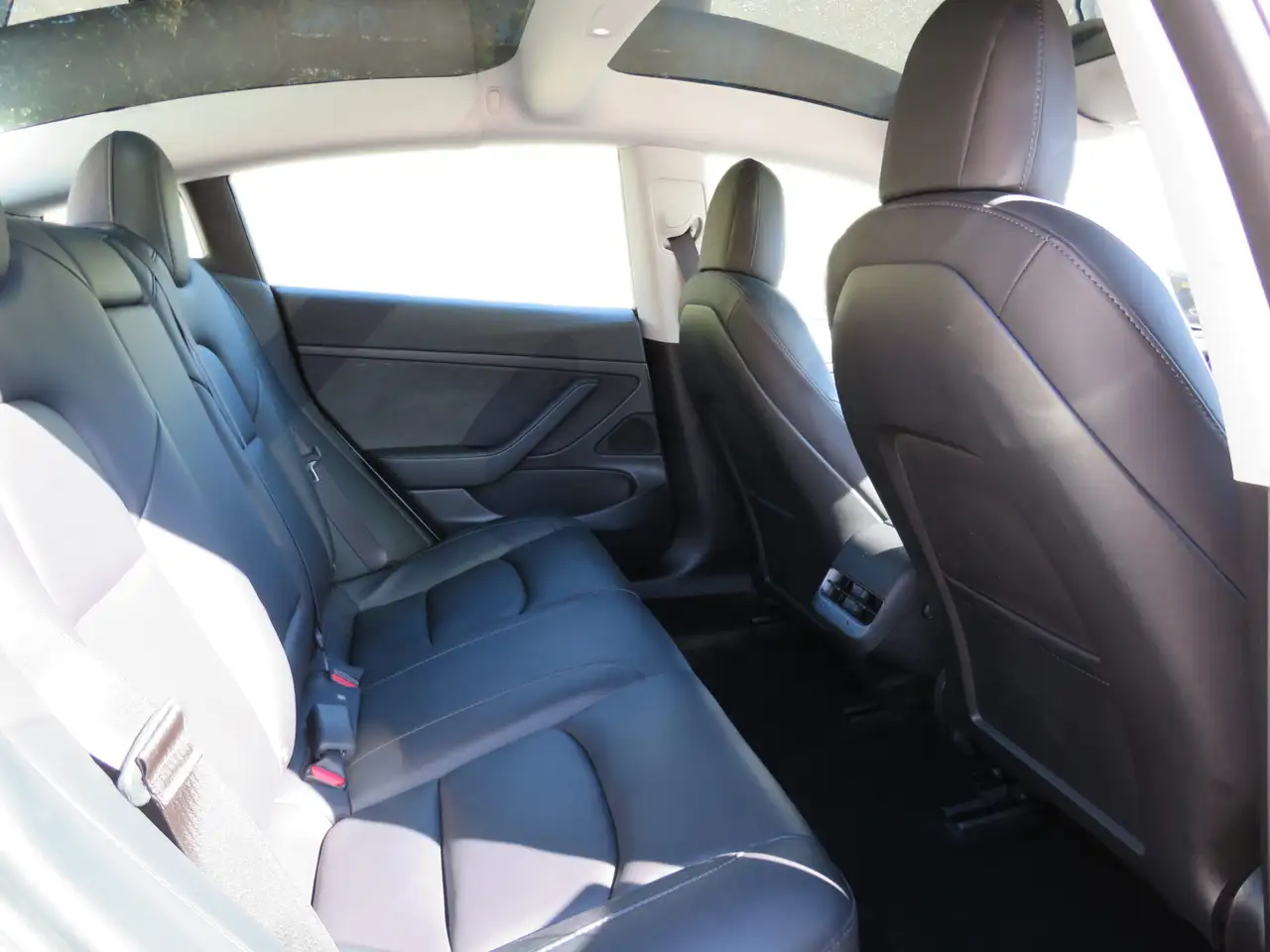 Tesla Model 3 снимка Tesla Model 3