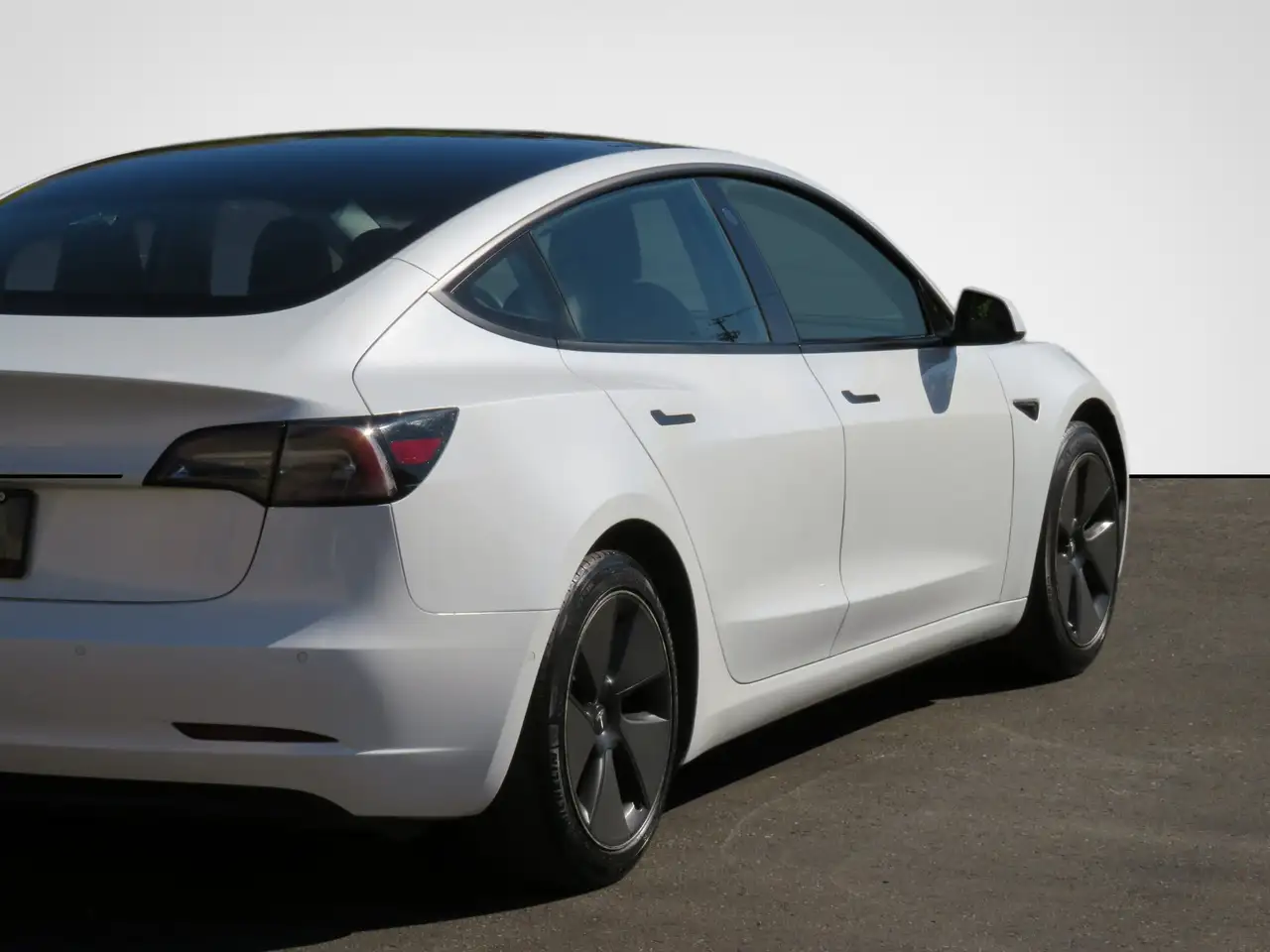 Tesla Model 3 снимка Tesla Model 3