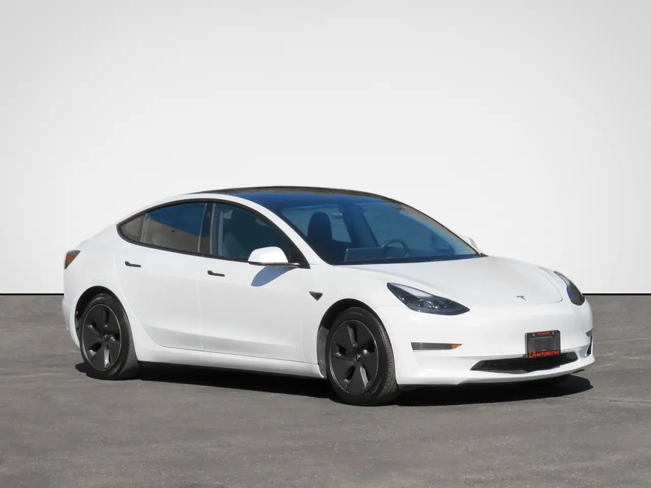 Tesla Model 3 снимка Tesla Model 3