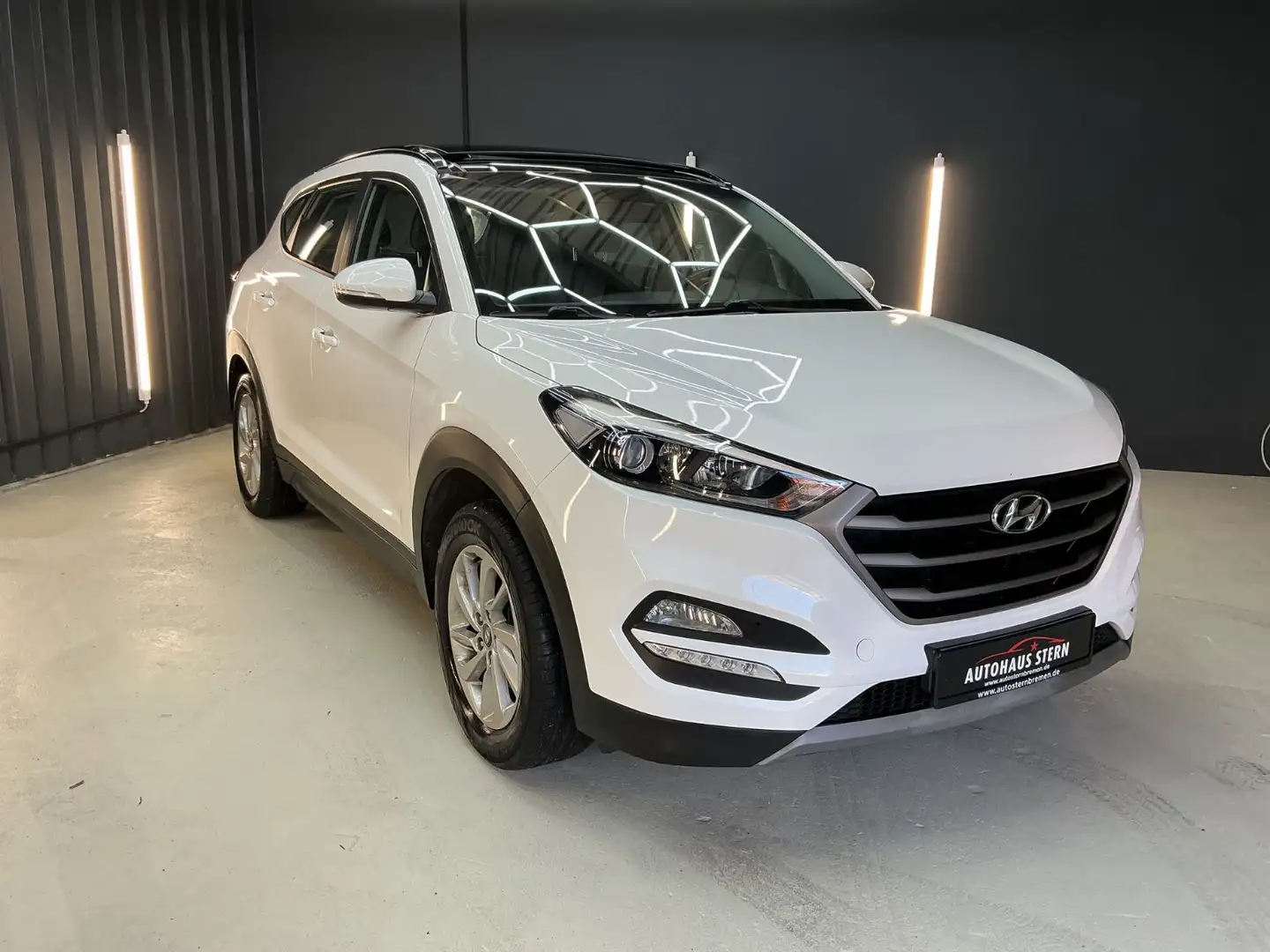 Hyundai TUCSON blue Trend 2WD * AHK * LED* Panorama-Dach Weiß - 1
