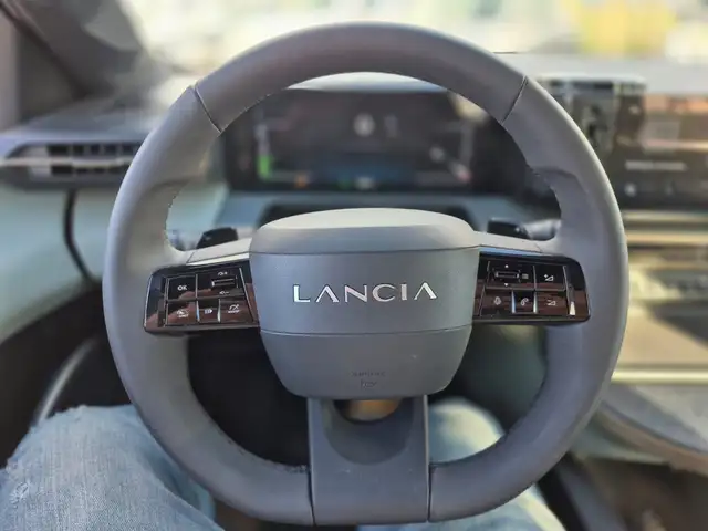 Lancia Ypsilon view 12
