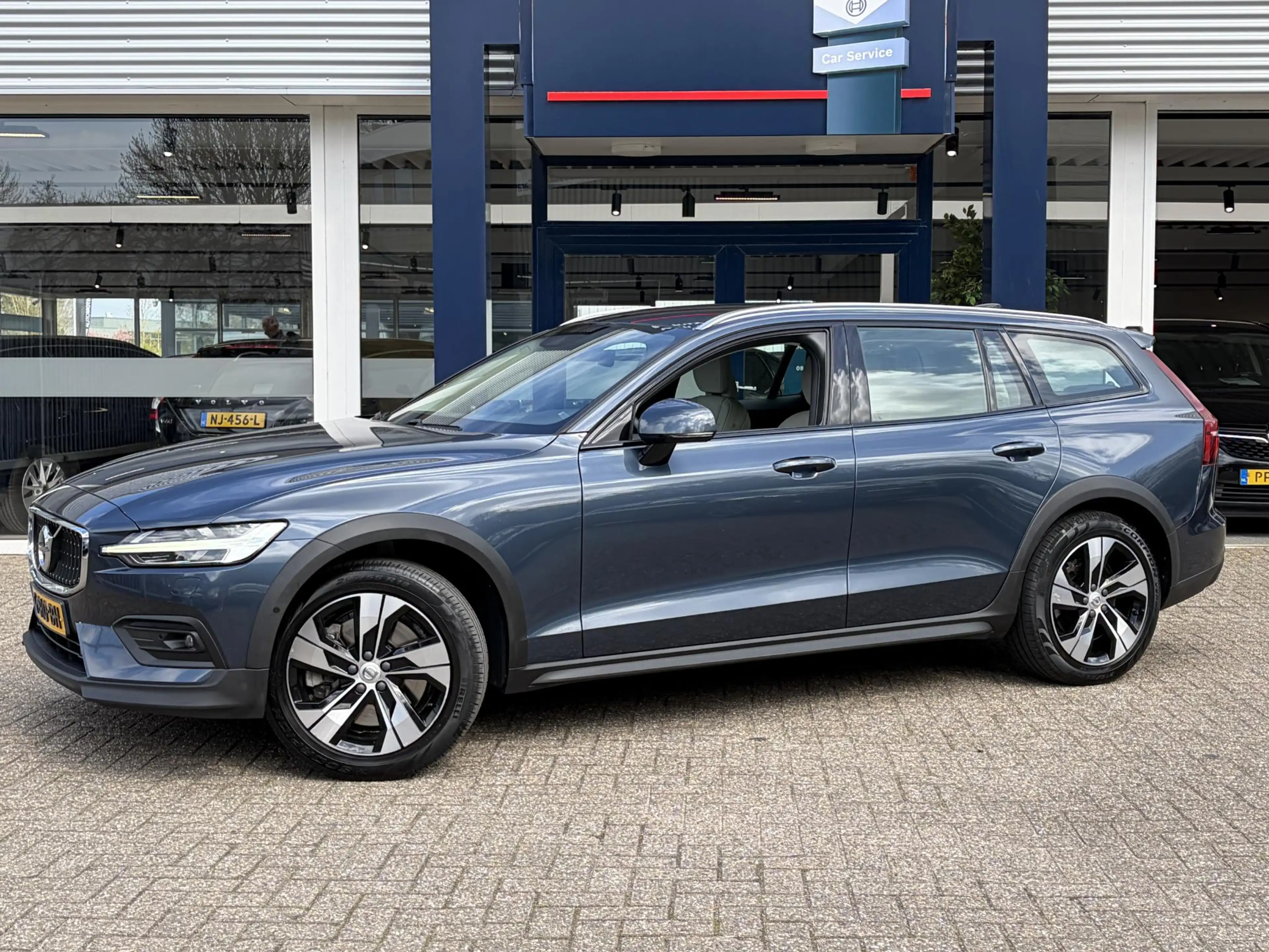 Volvo V60 Cross Country 2.0 D4 AWD Intro Edition / Polestar-Engineered / A — photo 2