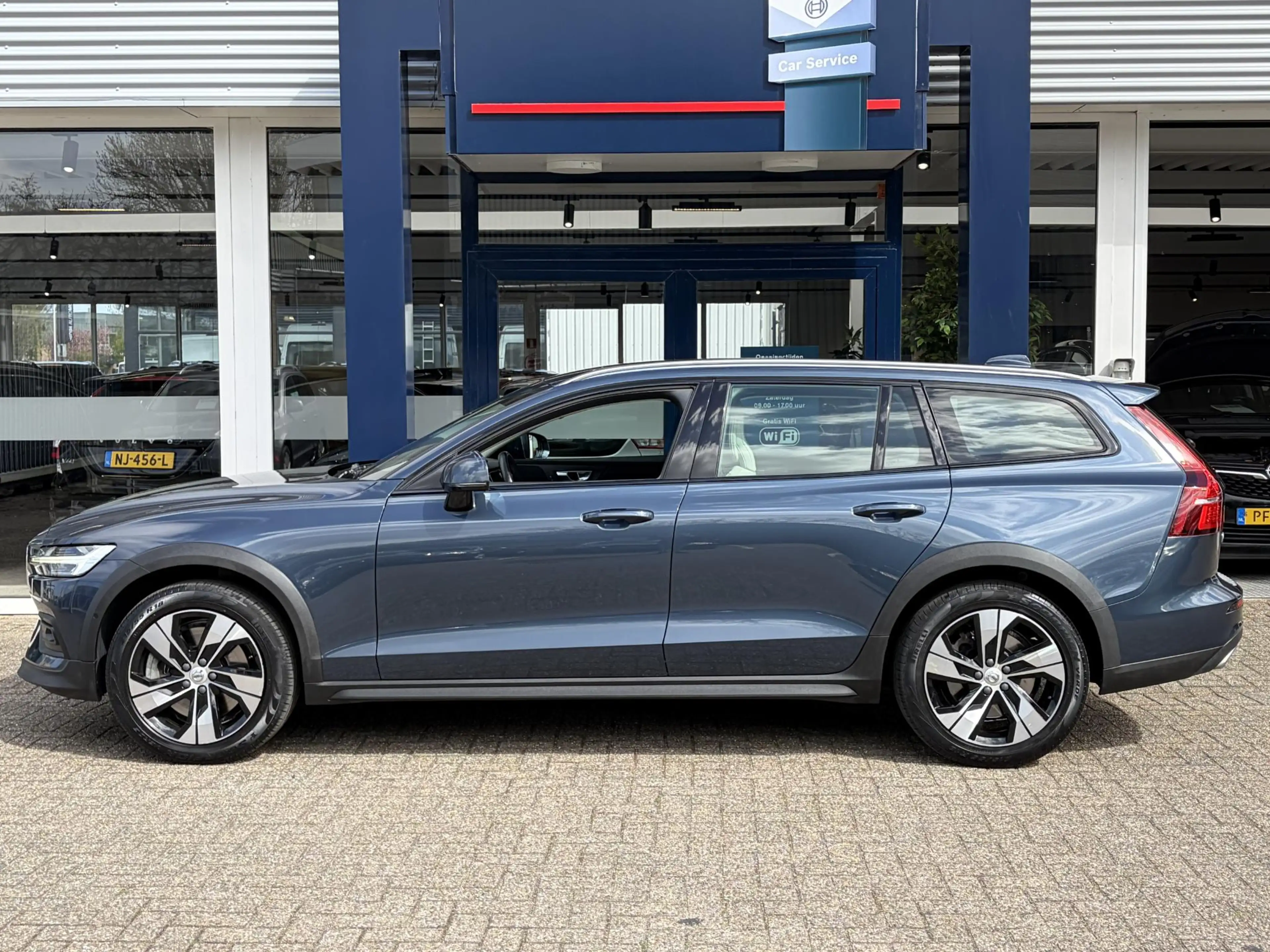 Volvo V60 Cross Country 2.0 D4 AWD Intro Edition / Polestar-Engineered / A — photo 3