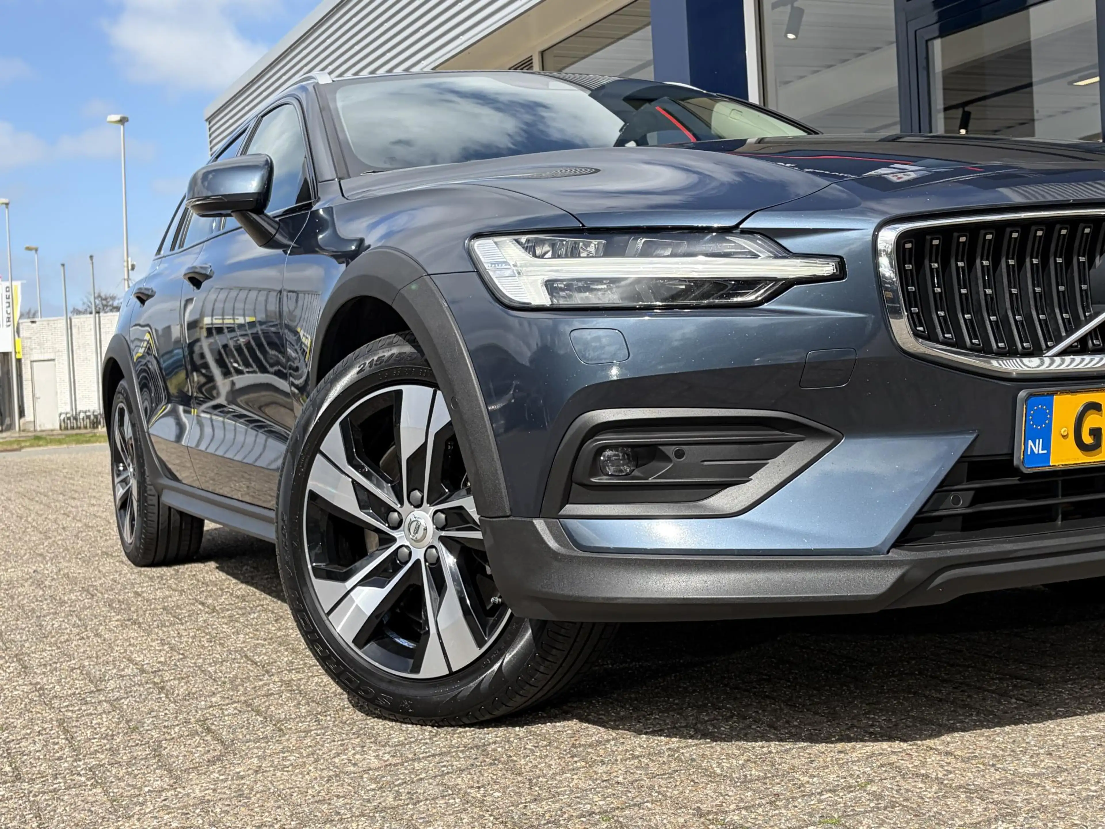 Volvo V60 Cross Country 2.0 D4 AWD Intro Edition / Polestar-Engineered / A — photo 14