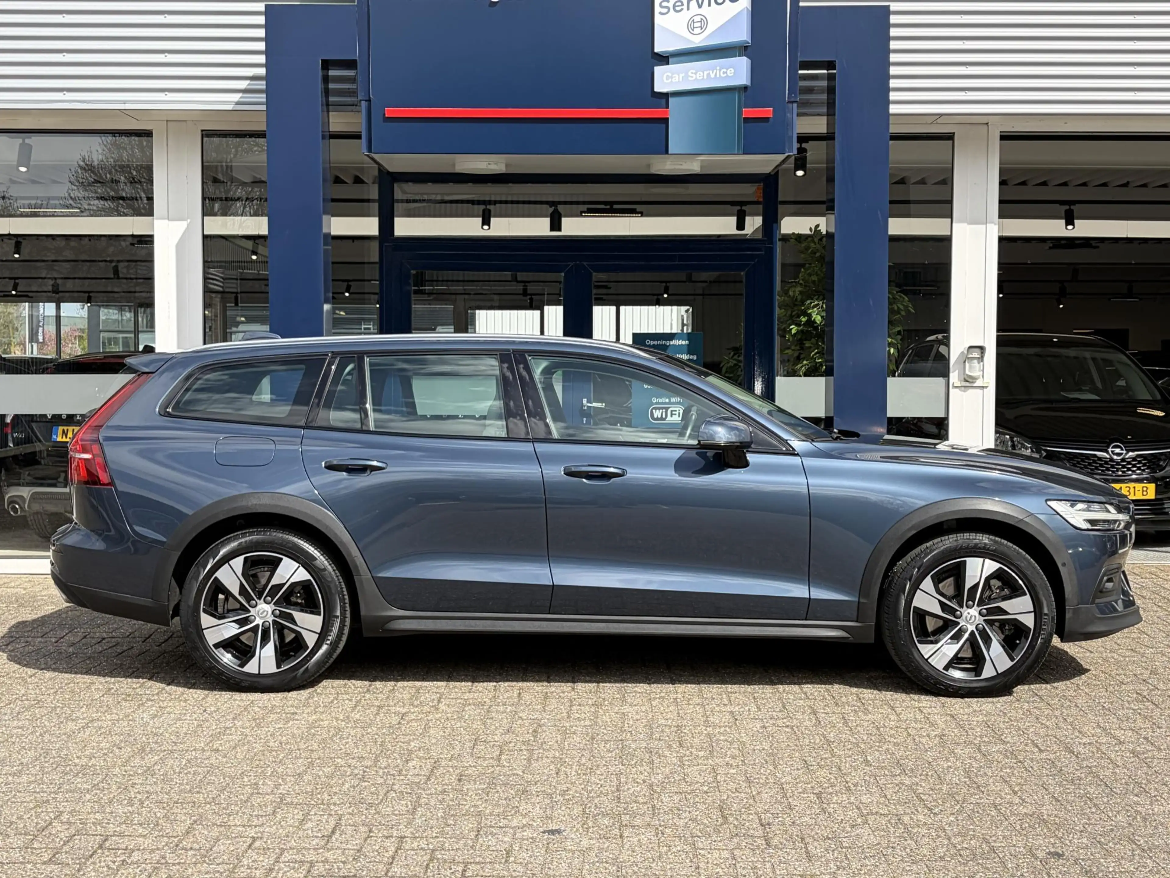 Volvo V60 Cross Country 2.0 D4 AWD Intro Edition / Polestar-Engineered / A — photo 4
