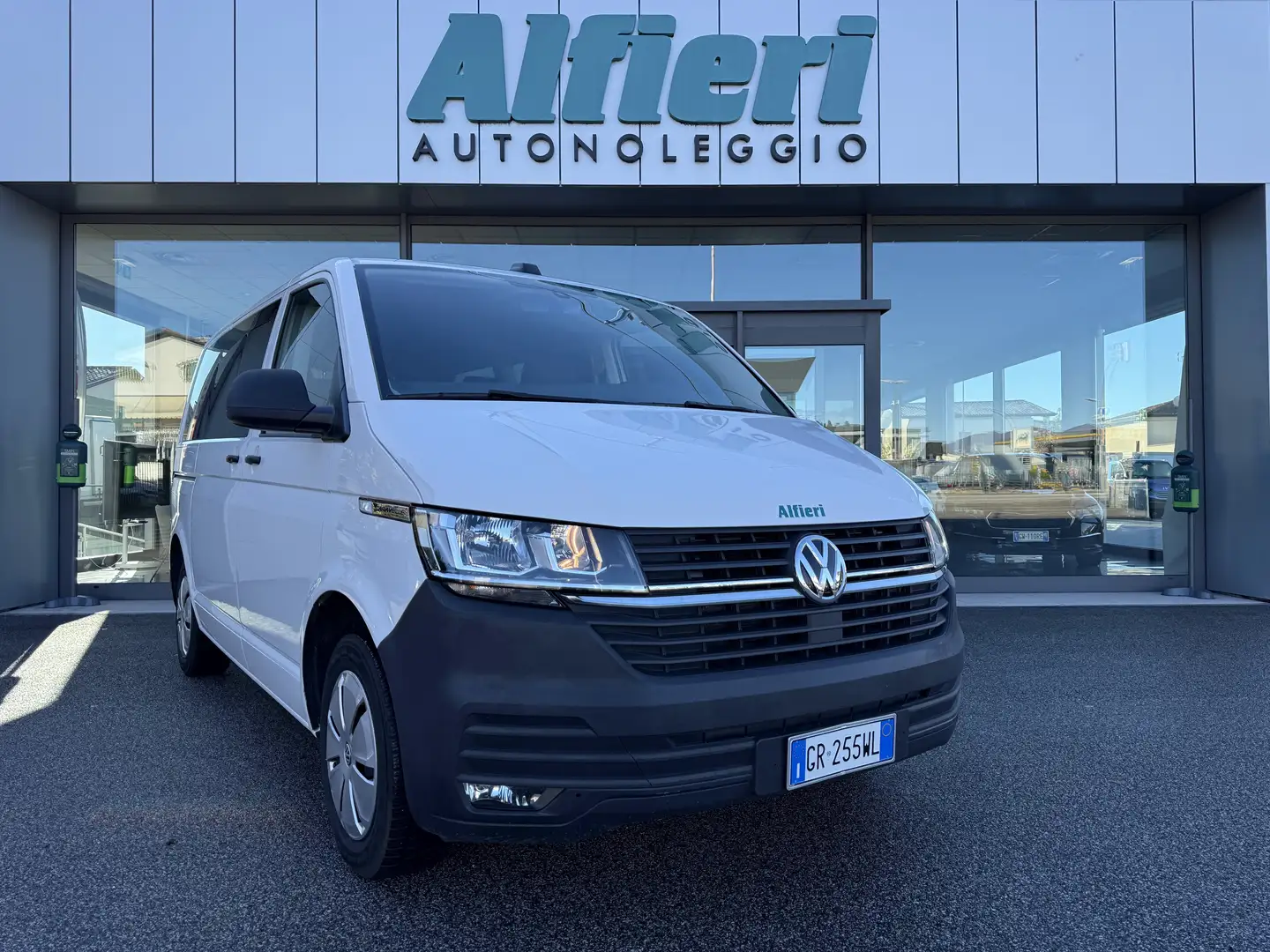 Volkswagen T6.1 Caravelle 2.0TDI DSG 150cv E6D Trendline 2 Clima 9 Posti IVA Weiß - 1