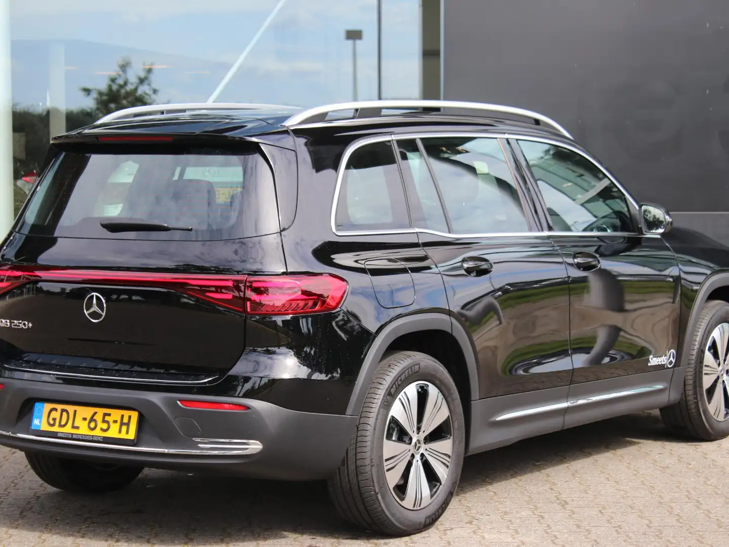 Mercedes-Benz EQB 250 250+ Essential Line 71 kWh Navigatie | Camera | LE Zwart - 2