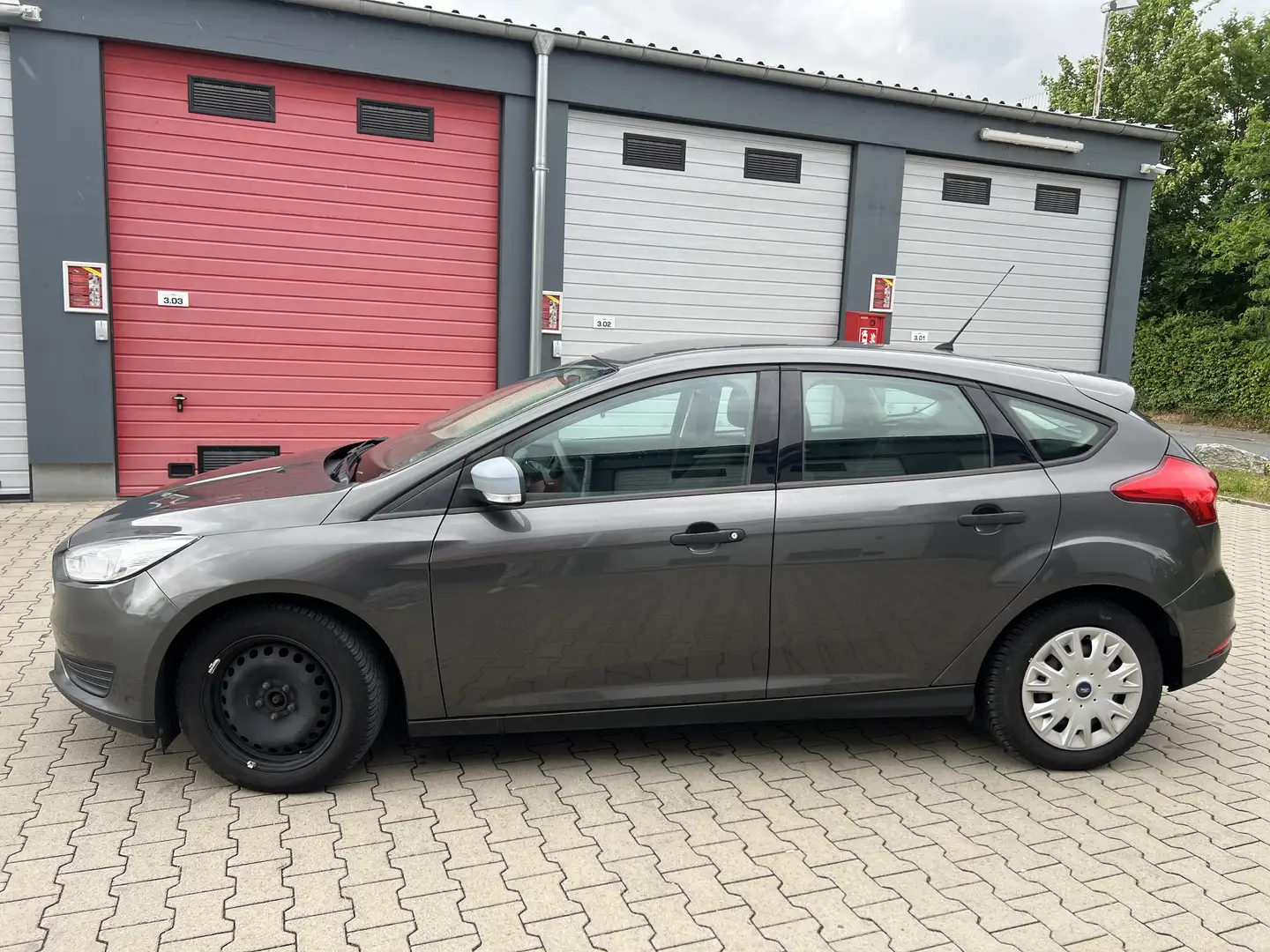 Ford Focus Ambiente/Klima/2.Hand/Clima&Cool Paket Gris - 2