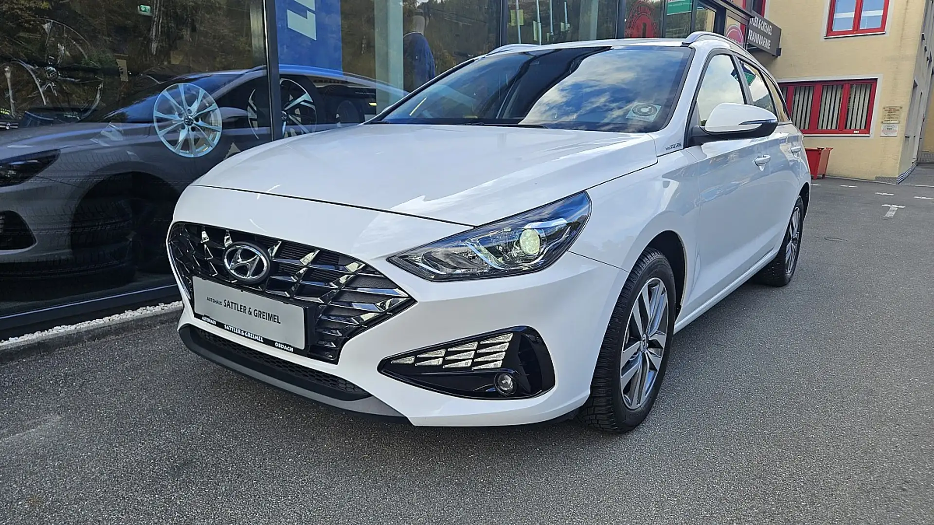 Hyundai i30 CW 1,5 DPI GO Weiß - 2