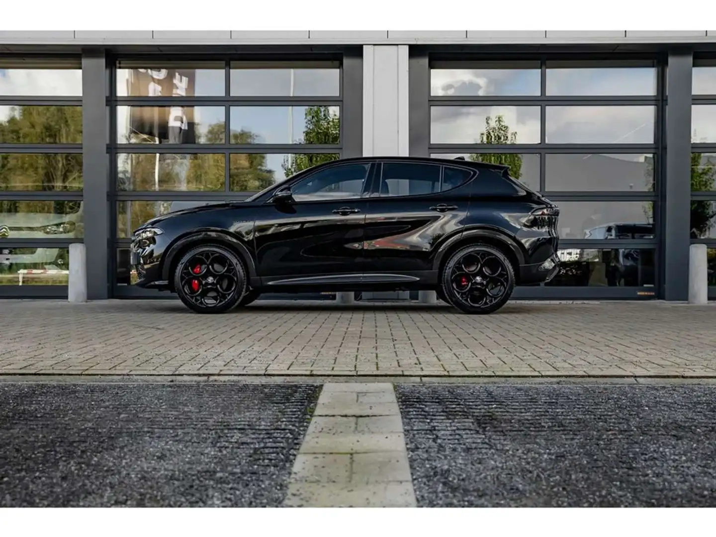 Alfa Romeo Tonale 160PK - Full black - 20" - ACC - Camera - ... crna - 2