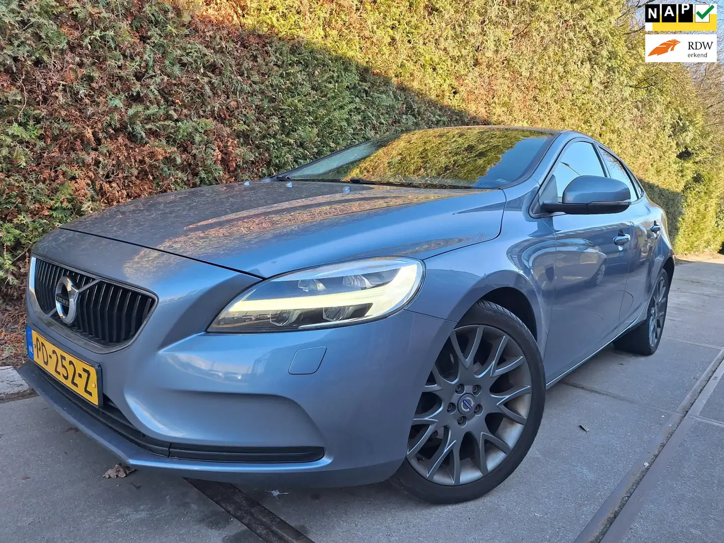 Volvo V40 2.0 D2 Nordic+ Blue - 1
