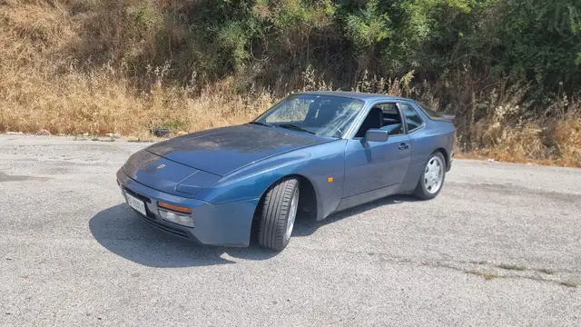 Porsche 944