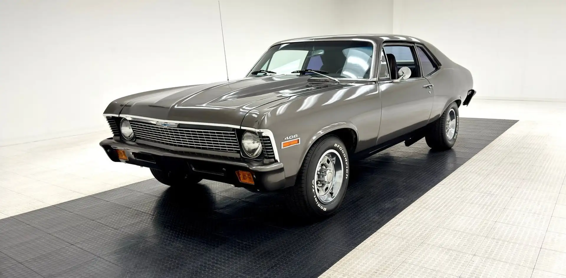 Chevrolet Nova Sedan Grau - 1