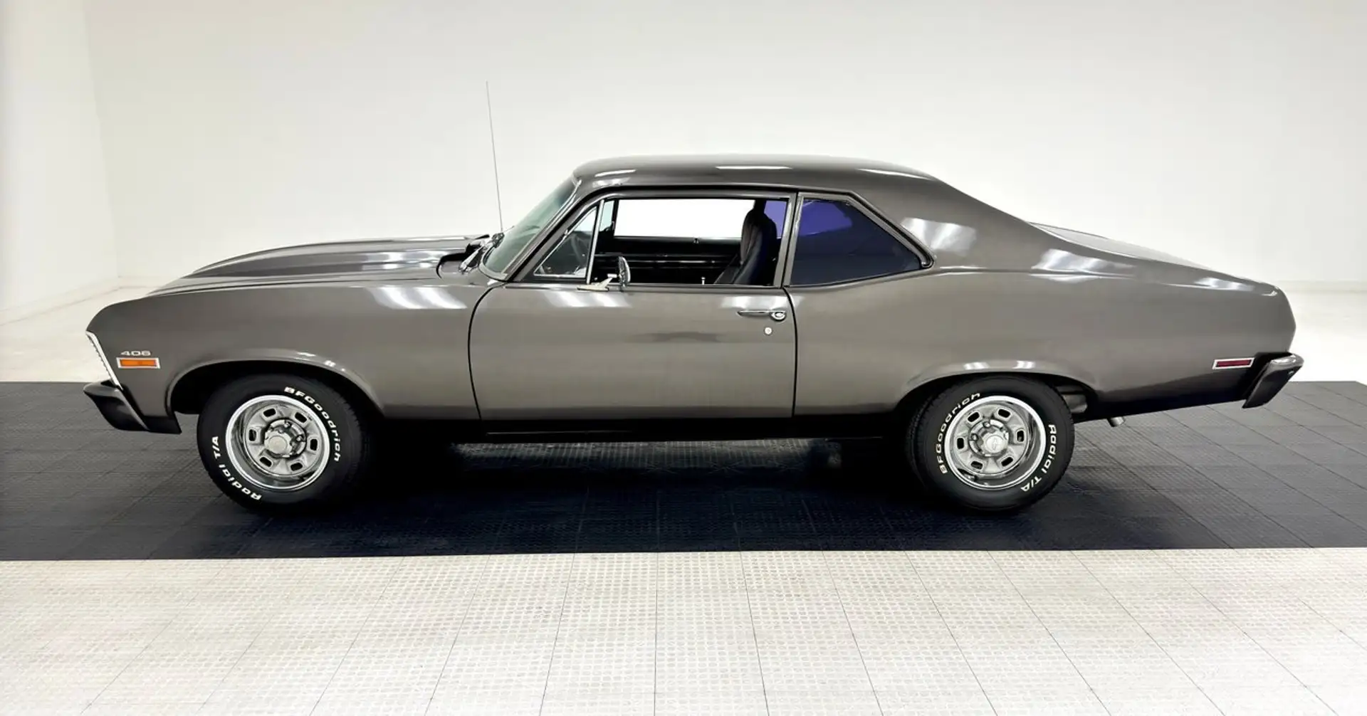 Chevrolet Nova Sedan Grau - 2