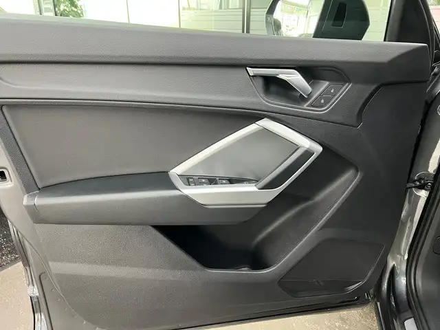Audi Q3 view 14