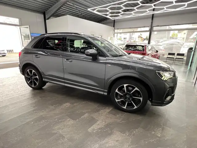 Audi Q3 view 10