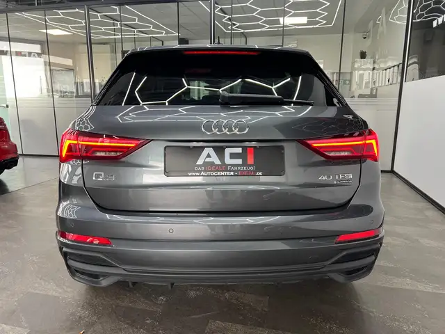 Audi Q3 view 8