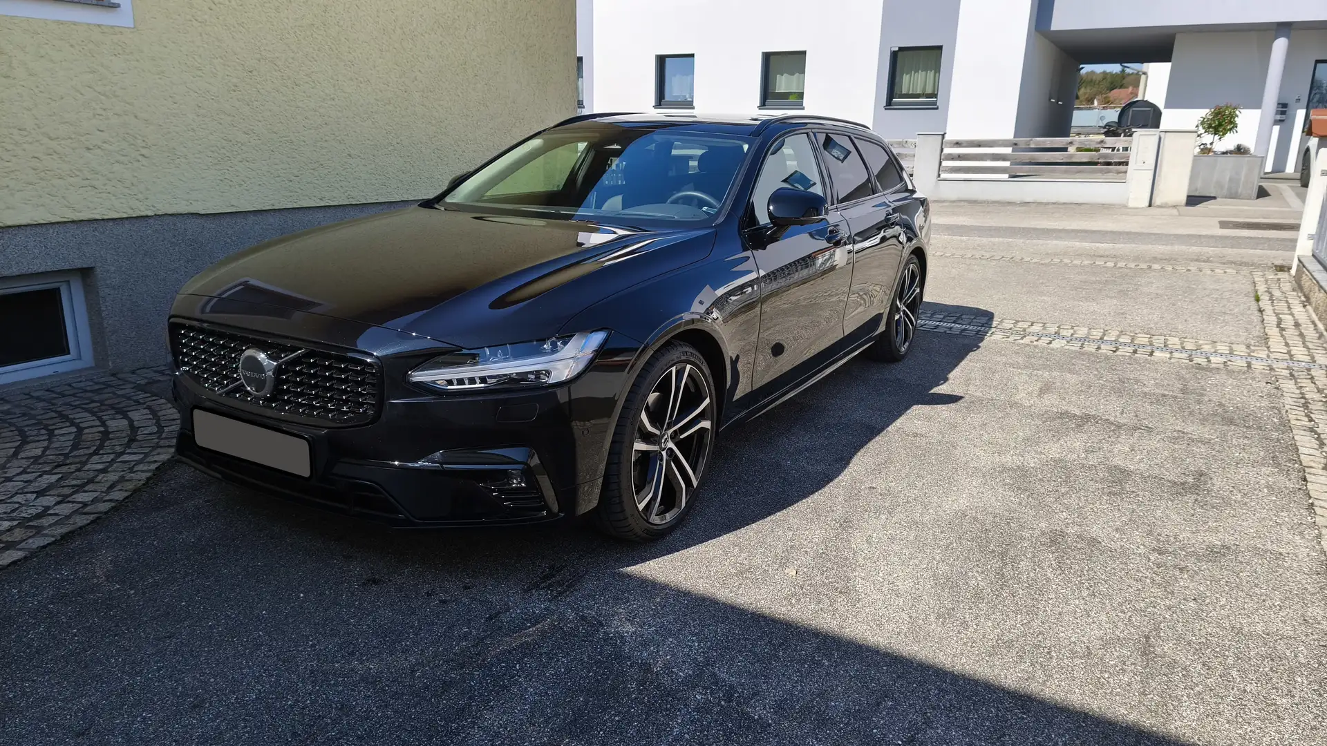Volvo V90 V90 B4  Ultimate Dark Geartronic STH PANO H&K Sound Leder Adapt. LED Schwarz - 2