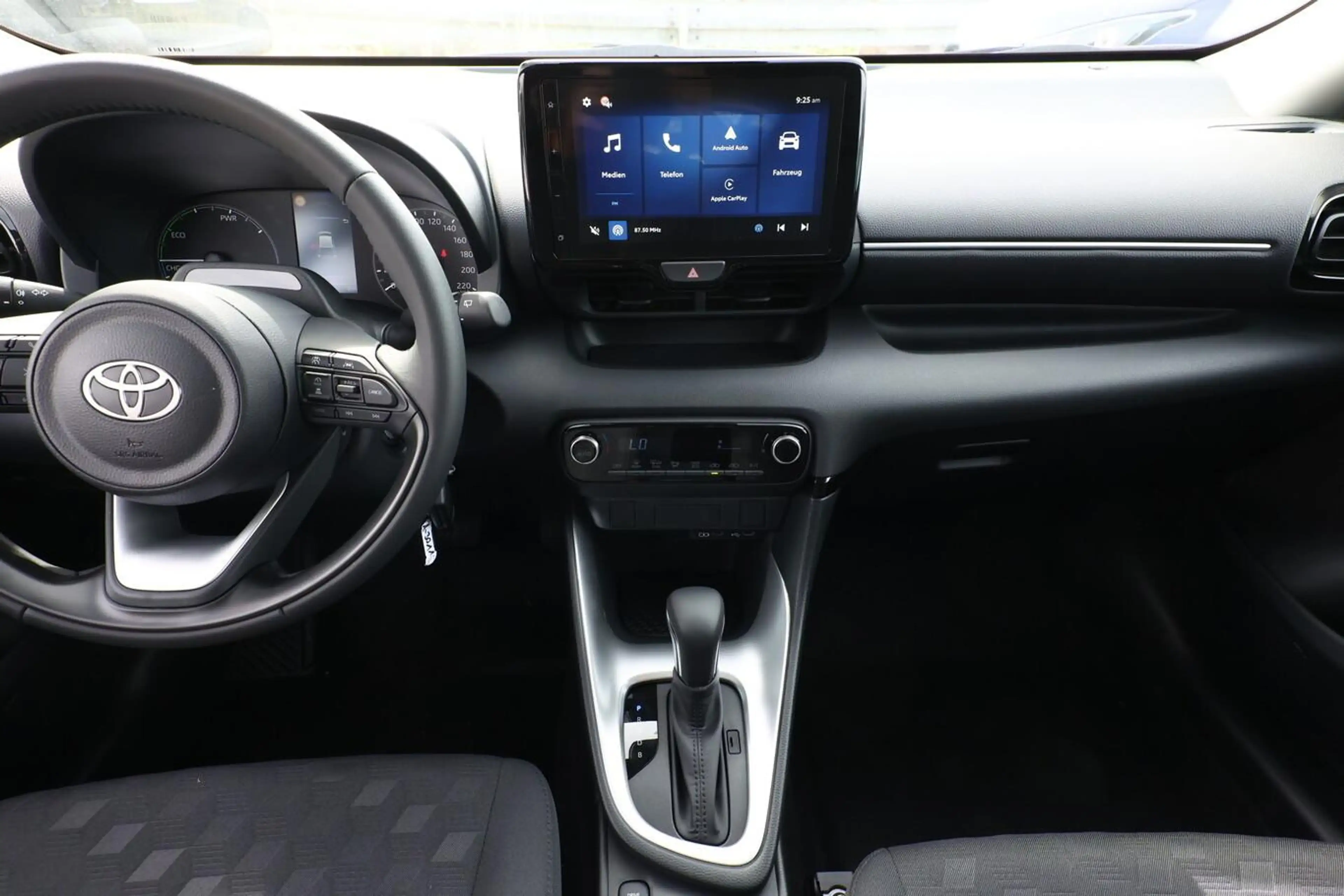 Toyota Yaris Kam ACC CarPlay/Android Klimaaut. 9"Touch 68 kW... — photo 8